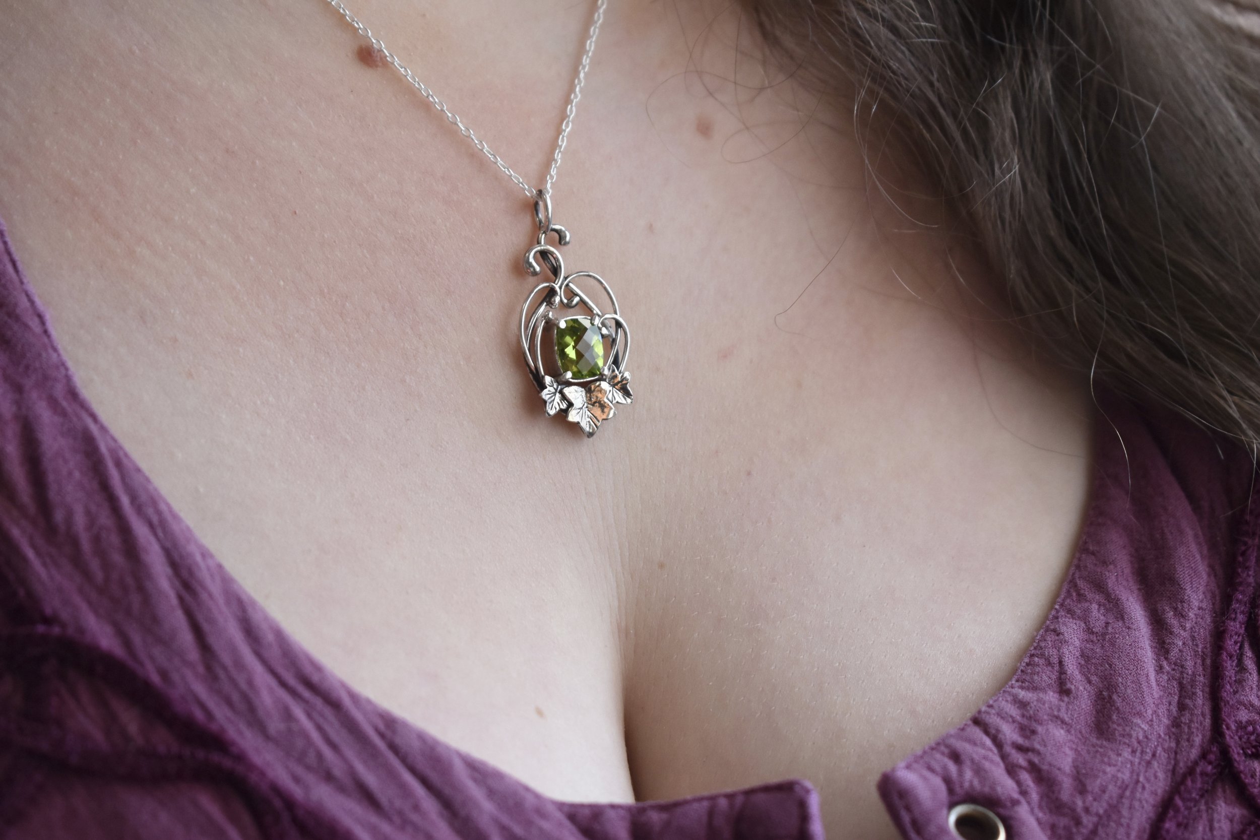 ivy leaves sterling silver necklace with curling vines and peridot gemstone