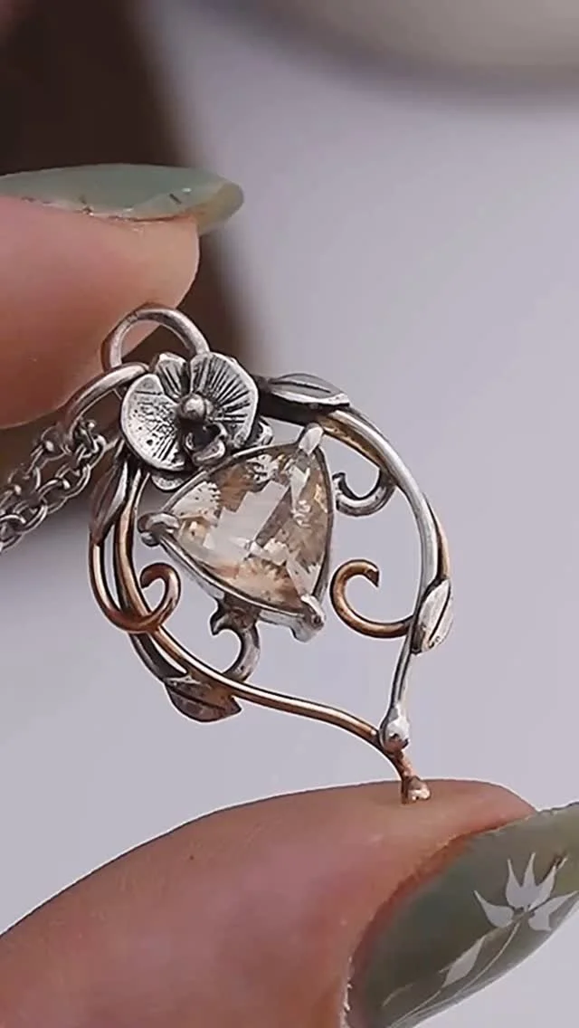 If you’re looking for some incredible gifts for the holiday season, why not support a small biz?! Check out our site lunafloradesigns.com