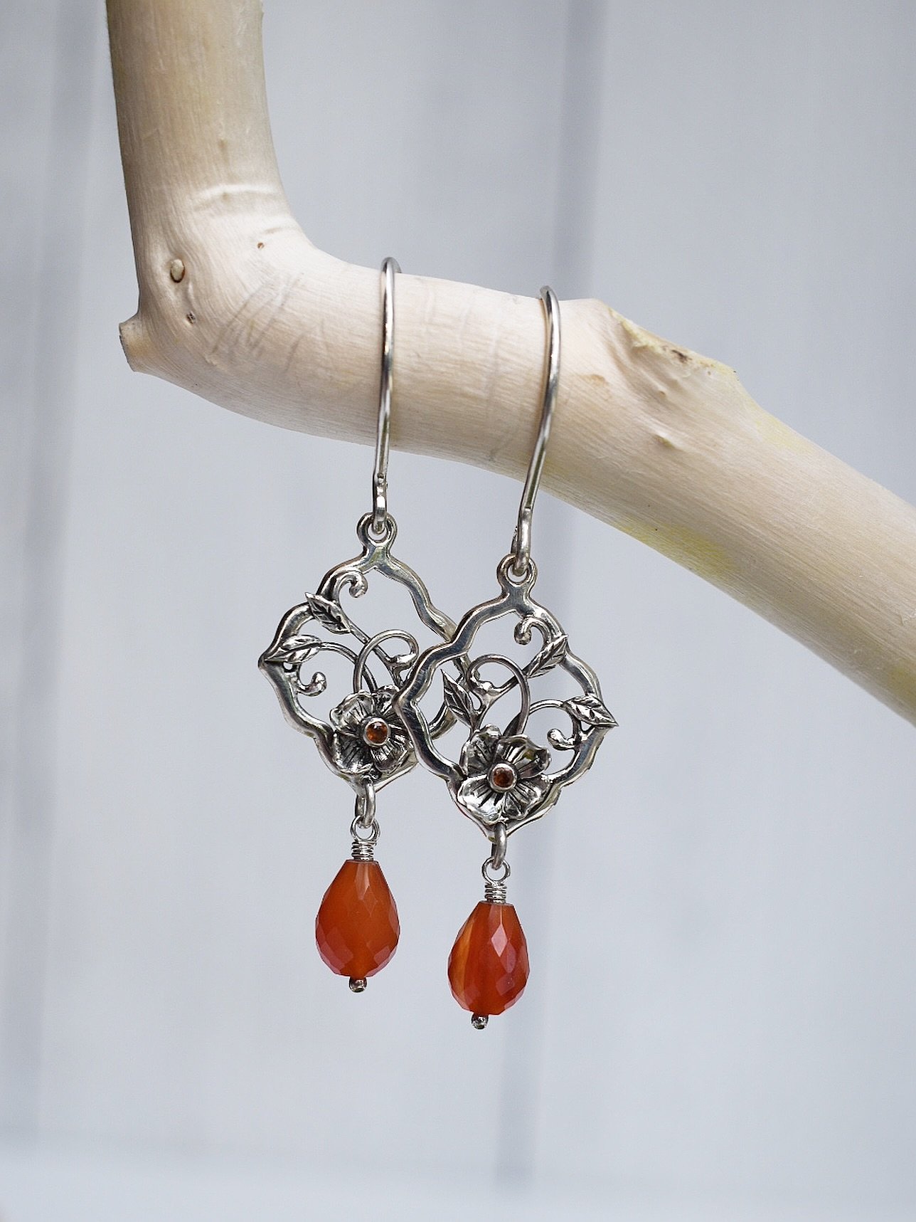 A new pair of cuties has been added to the shop! Featuring tiny poppy flowers, Hessonite garnets, and carnelian. Super romantic and perfect for summer vibes 💗