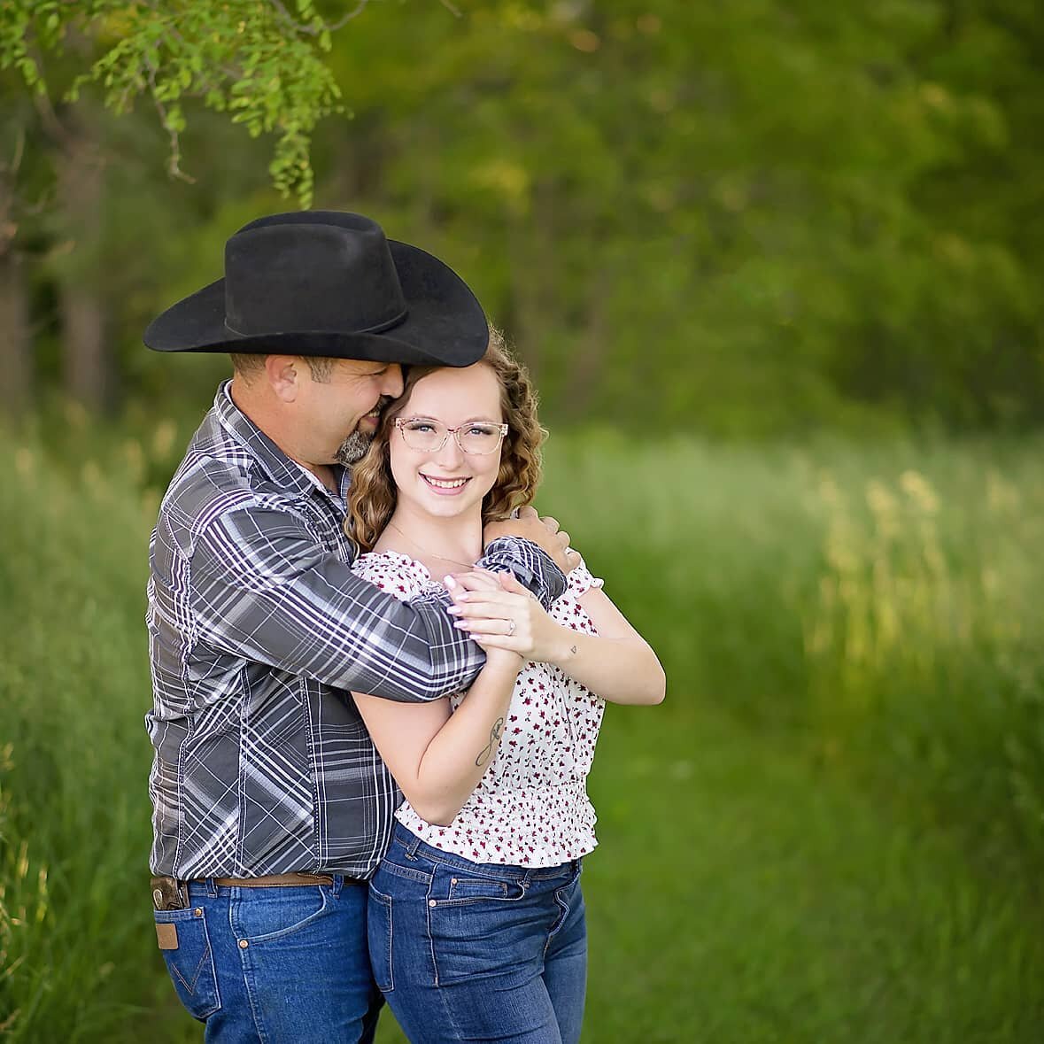 Summer lovin' 😍🎵 
How cute are they?! 
I just love doing engagement photos
 It helps me get to know my future wedding clients so we can get comfortable with each other before your big day. 

I like to joke that I am your professional third wheel on