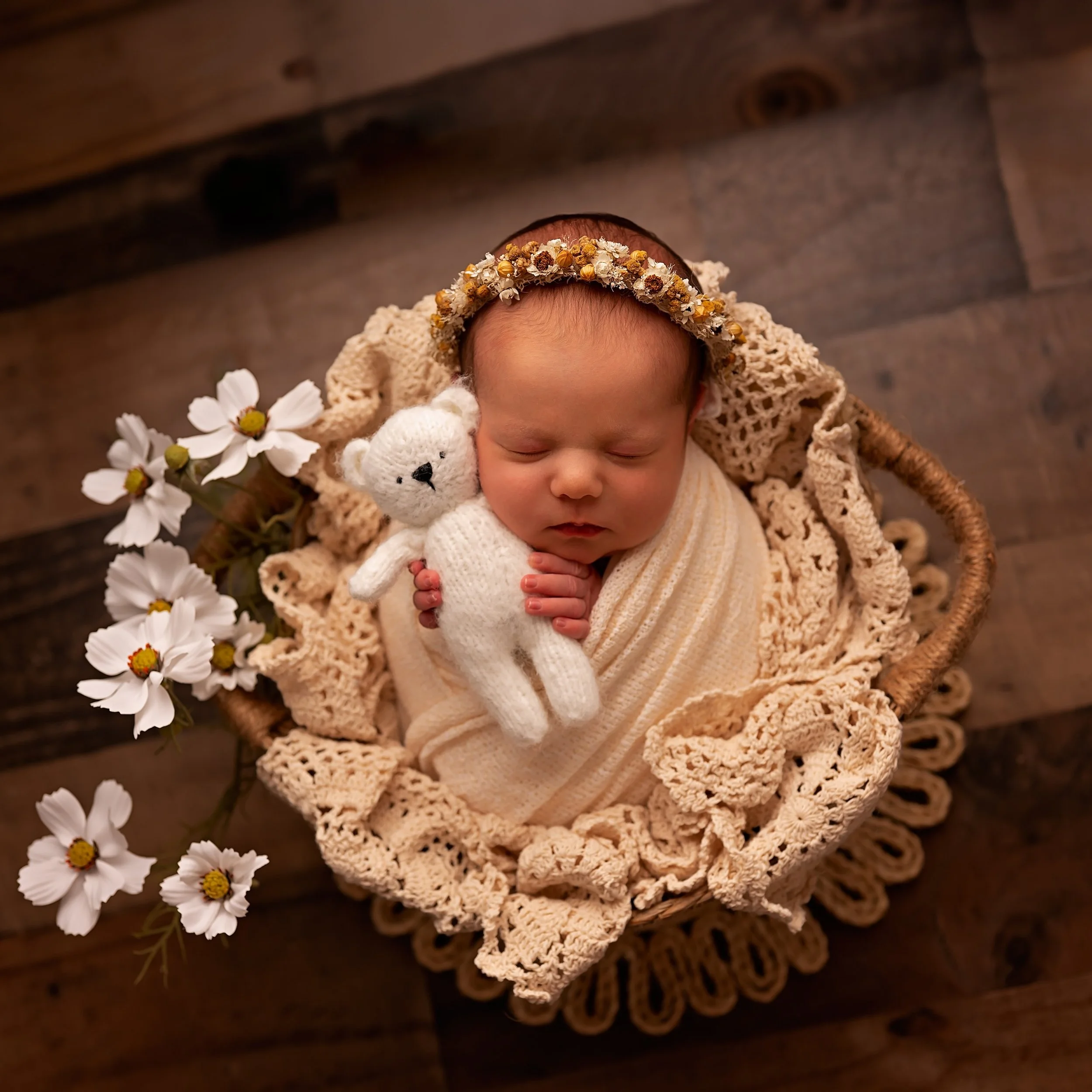 Sweet little Ralstyn Rae came to see me this morning. I loved snuggling her and getting to know her mama and grandma. 
There's something so incredibly special about being one of the very first people to preserve a brand-new life in photographs. 🤍
It