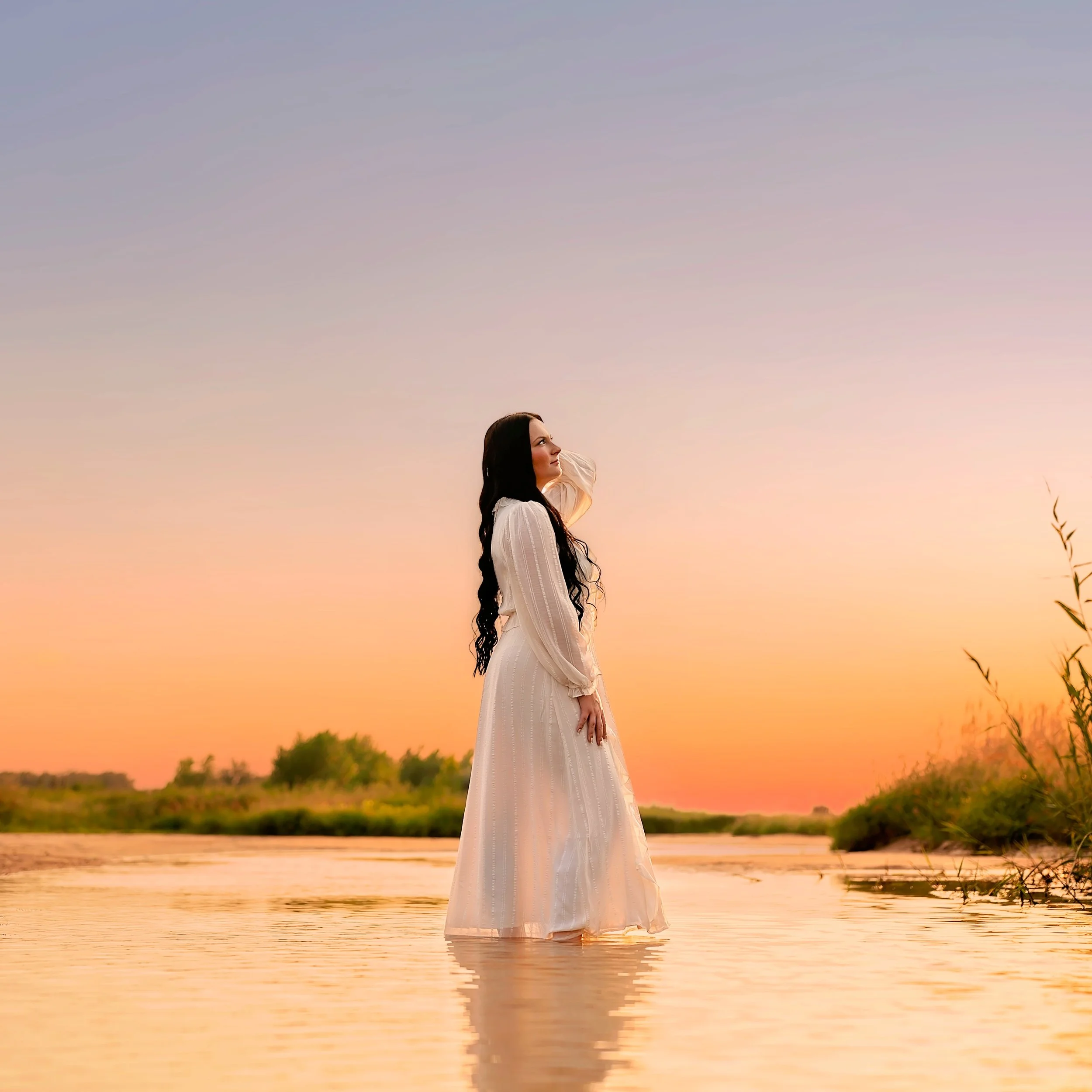 Summer senior sessions will always have my heart. 💛 There&rsquo;s just something about golden light, warm summer evenings, and a gorgeous sunset at the river that makes senior pictures feel extra magical.

This girl absolutely glowed through her ses