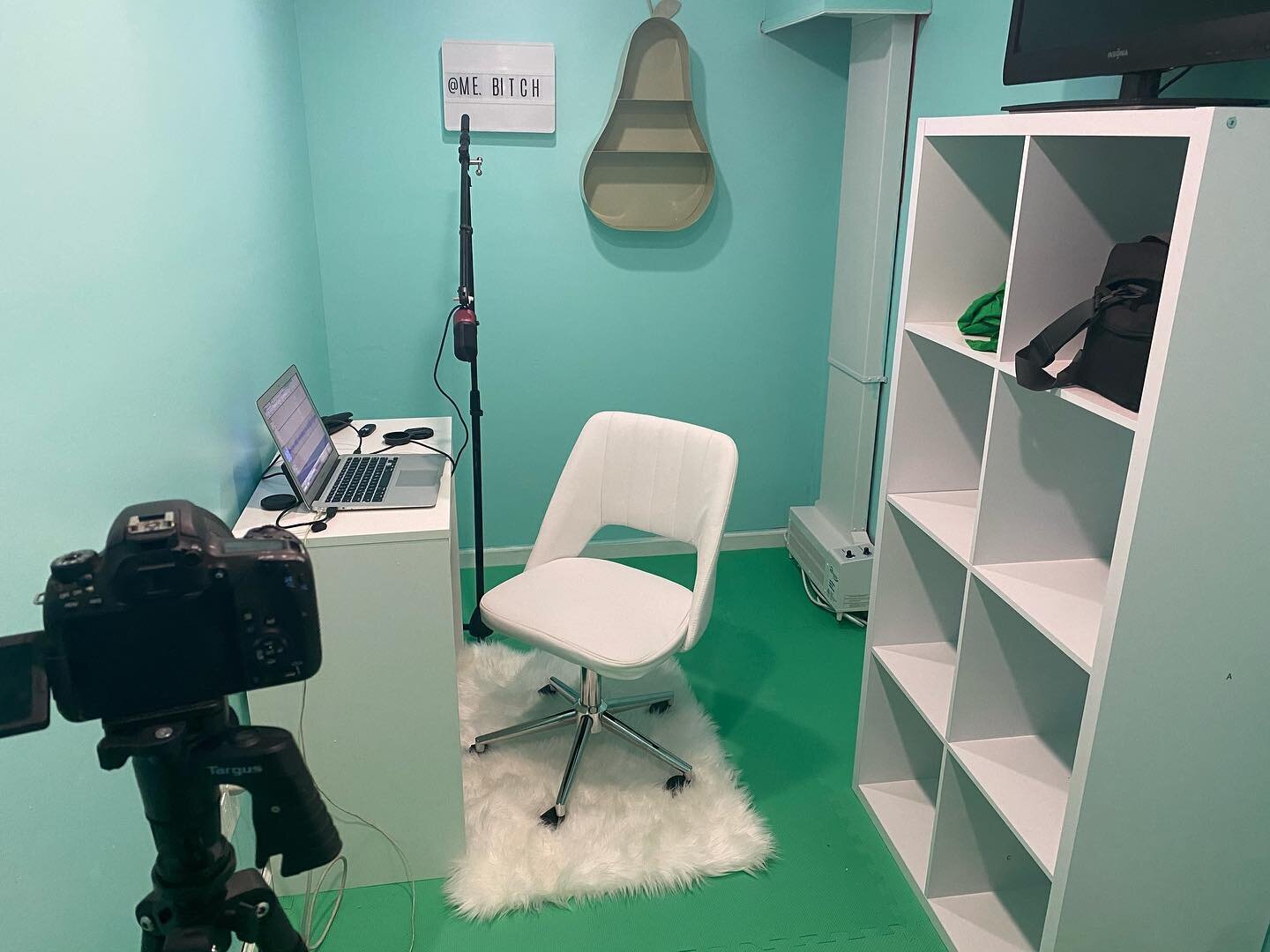 New studio is complete 😍 Recording the first 30 mins of the next episode, all about pleasure, sex, and depression 😳 not an easy one for me to talk about, but i'm up for the challenge... i mean, especially in a room this pretty 😍💙