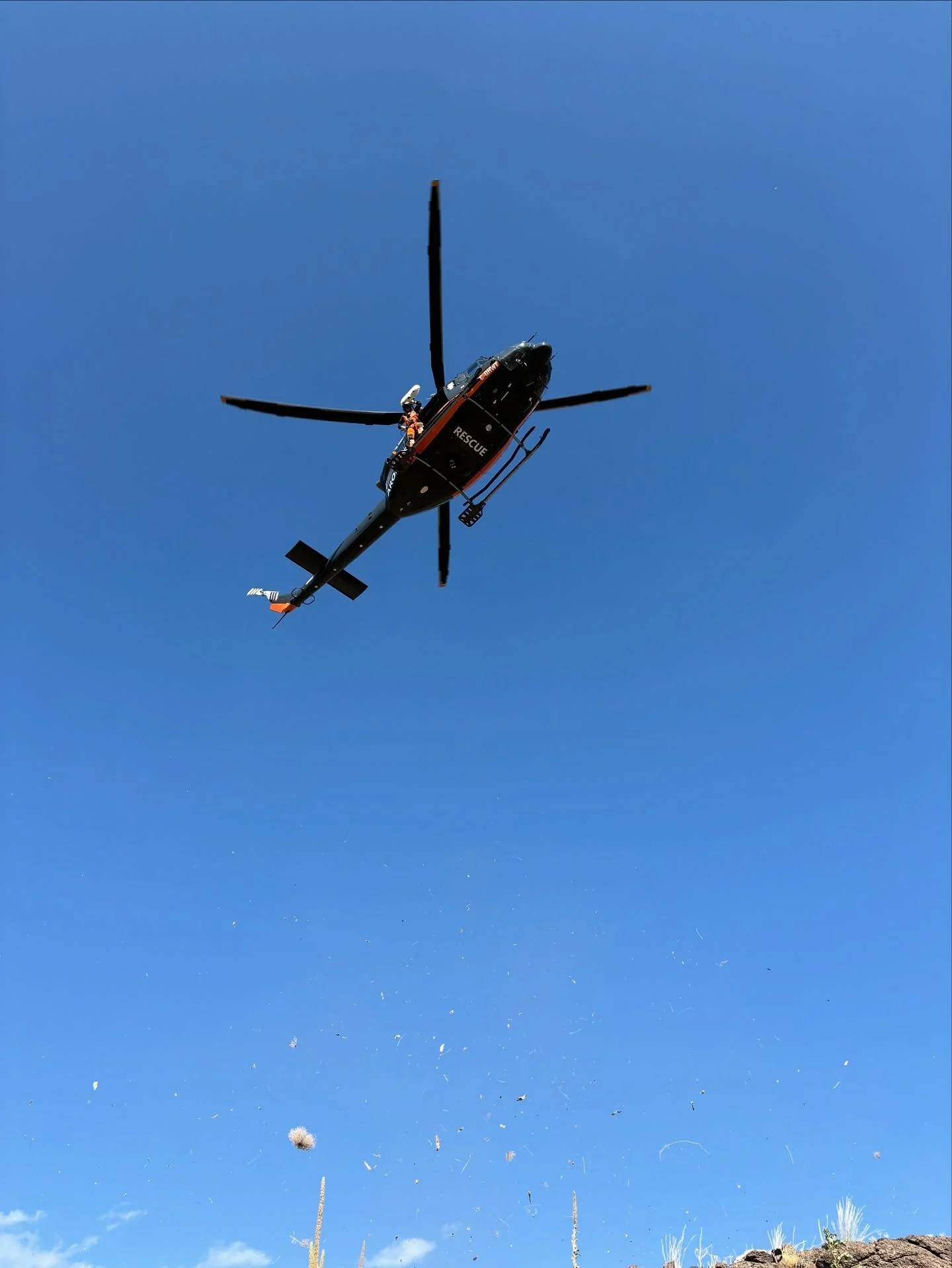Performing slope pick off training today. Our rescue helicopter works with multiple SAR teams across the region. A shout out to all the great SAR volunteers in B.C., coming to you in your time of need. #alpinehelicopters #vernonsearchandrescue #cosar