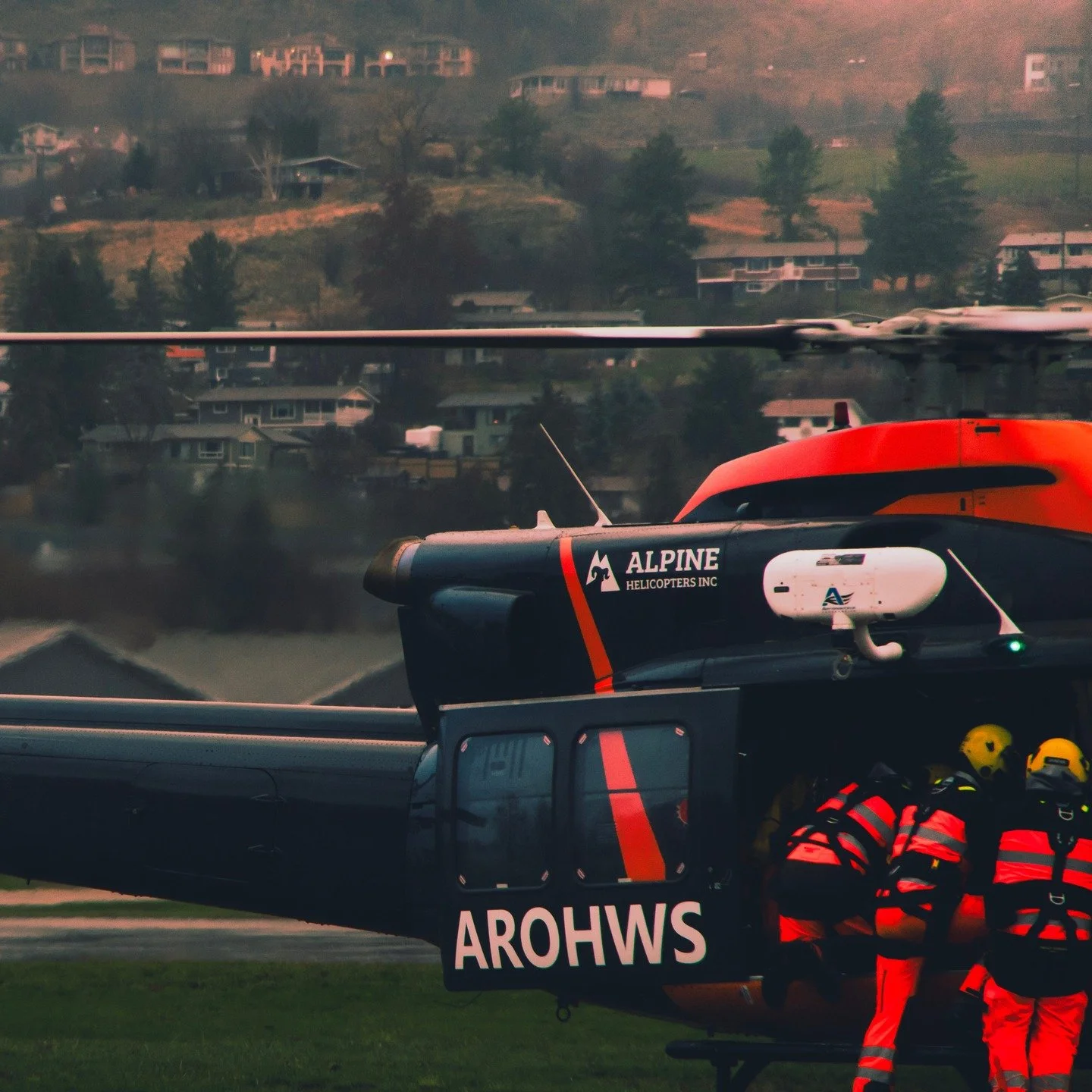 Loading up during a recent mission during our greenish winter! AROHWS provides helicopter winch rescue in remote terrain. Visit airrescueone.ca for more information. #arohws #rescue #charity