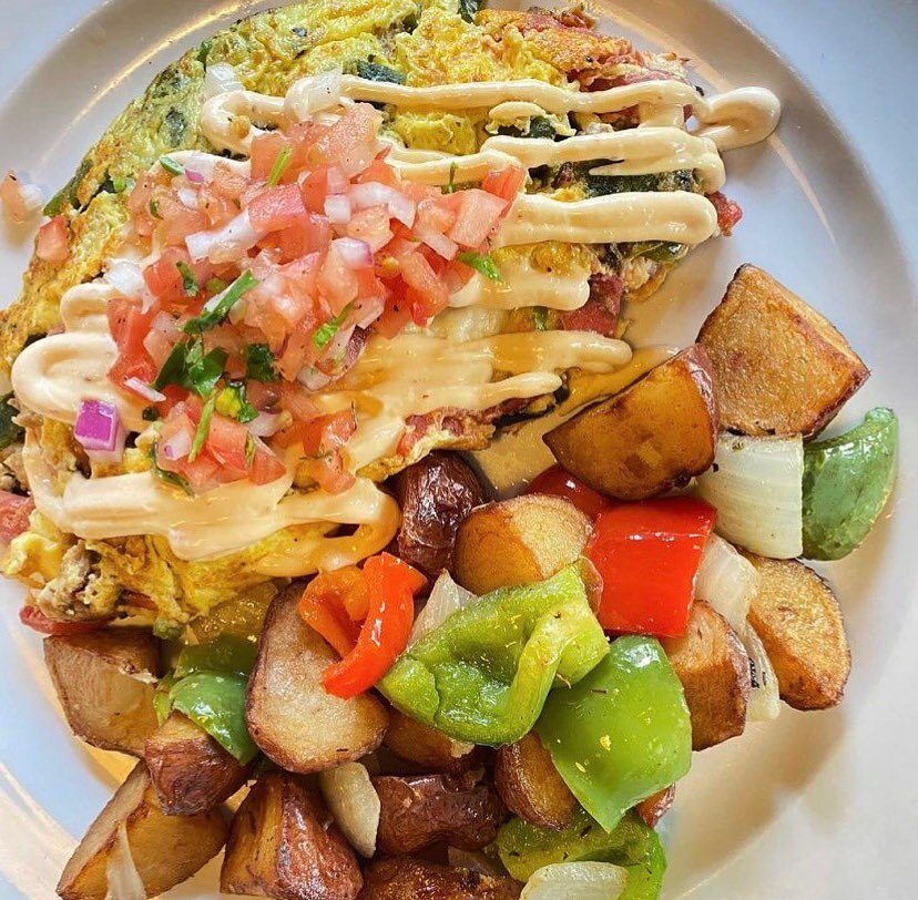 A savory breakfast dream! 😍 Our Spanish Harlem omelette has got the fiery kick you're craving! ❤️🔥 Thank you @chitownfoodiiee for the photo!!