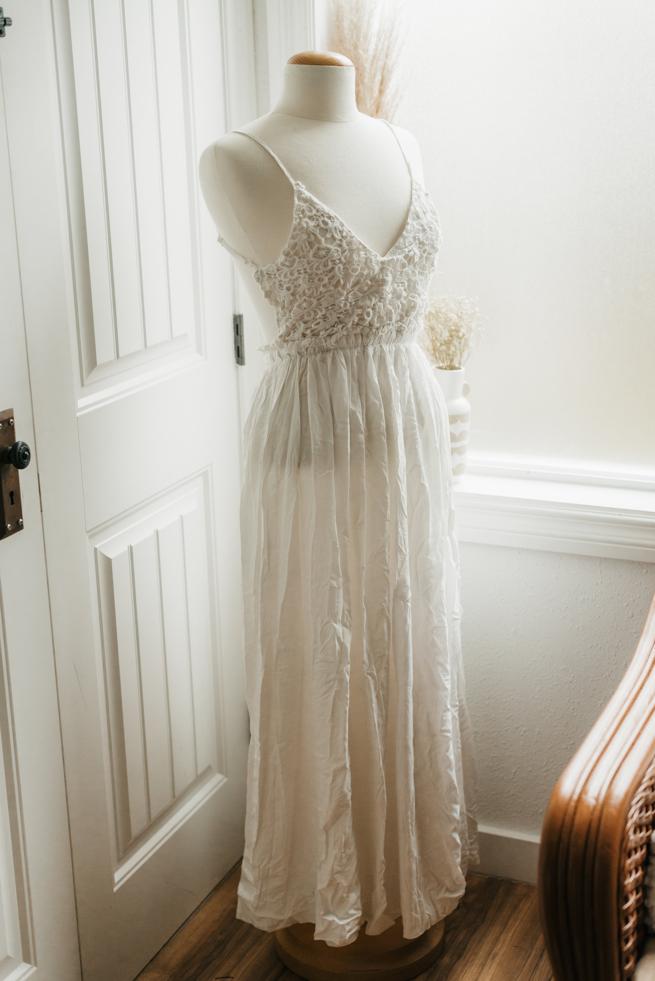 White Lace Crepe Dress: Size M