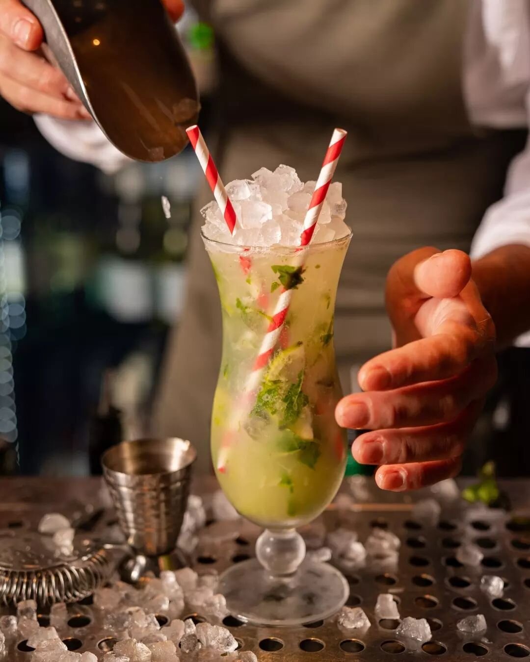 Pour decisions make great cocktails -  and that's why our Mojitos come with and without alcohol 🍹