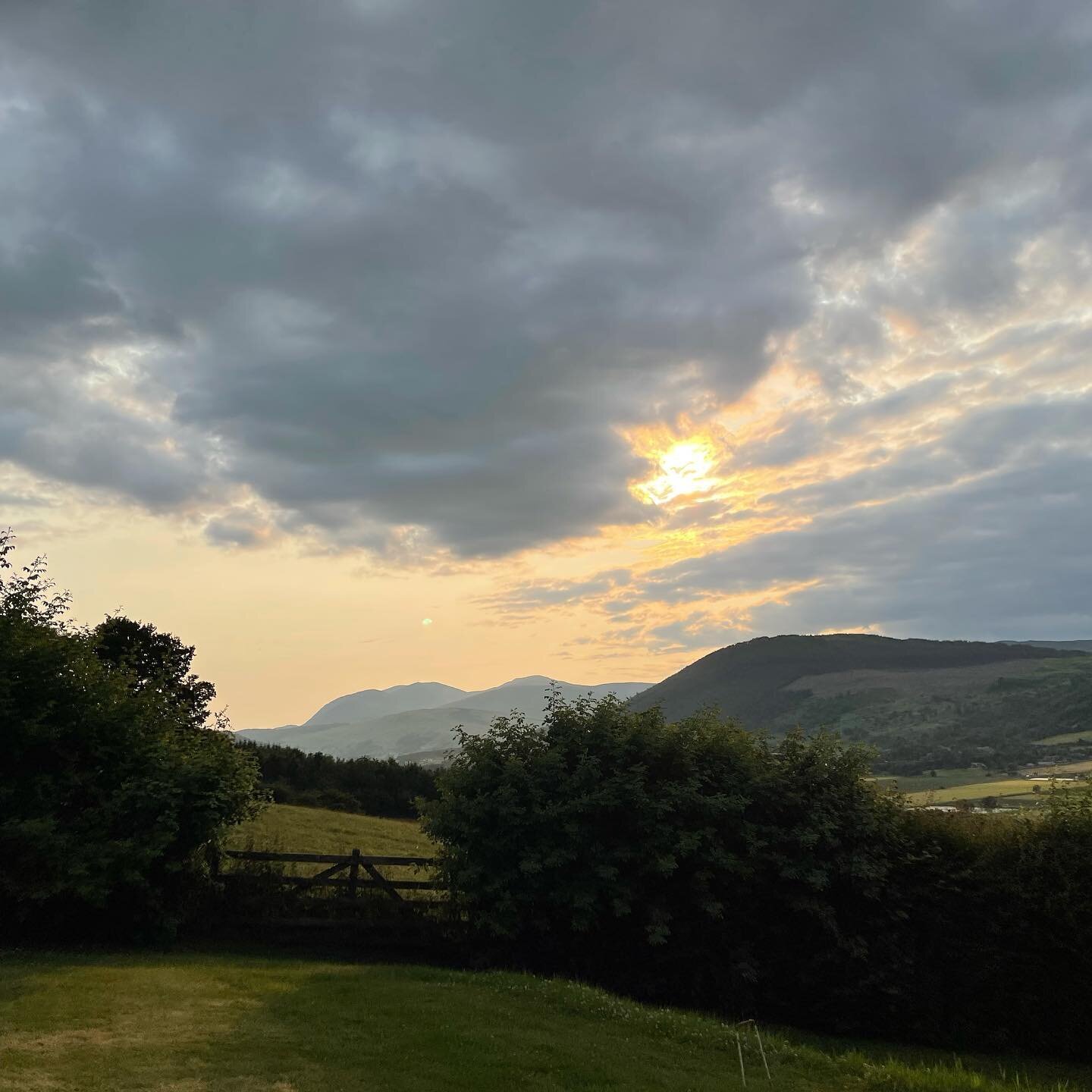 Sundowners looking West this evening. Beautiful Aberfeldy views. A spot to return to with the paints. 
&bull;
&bull;
&bull;
#sundowners #aberfeldy #viewpoints