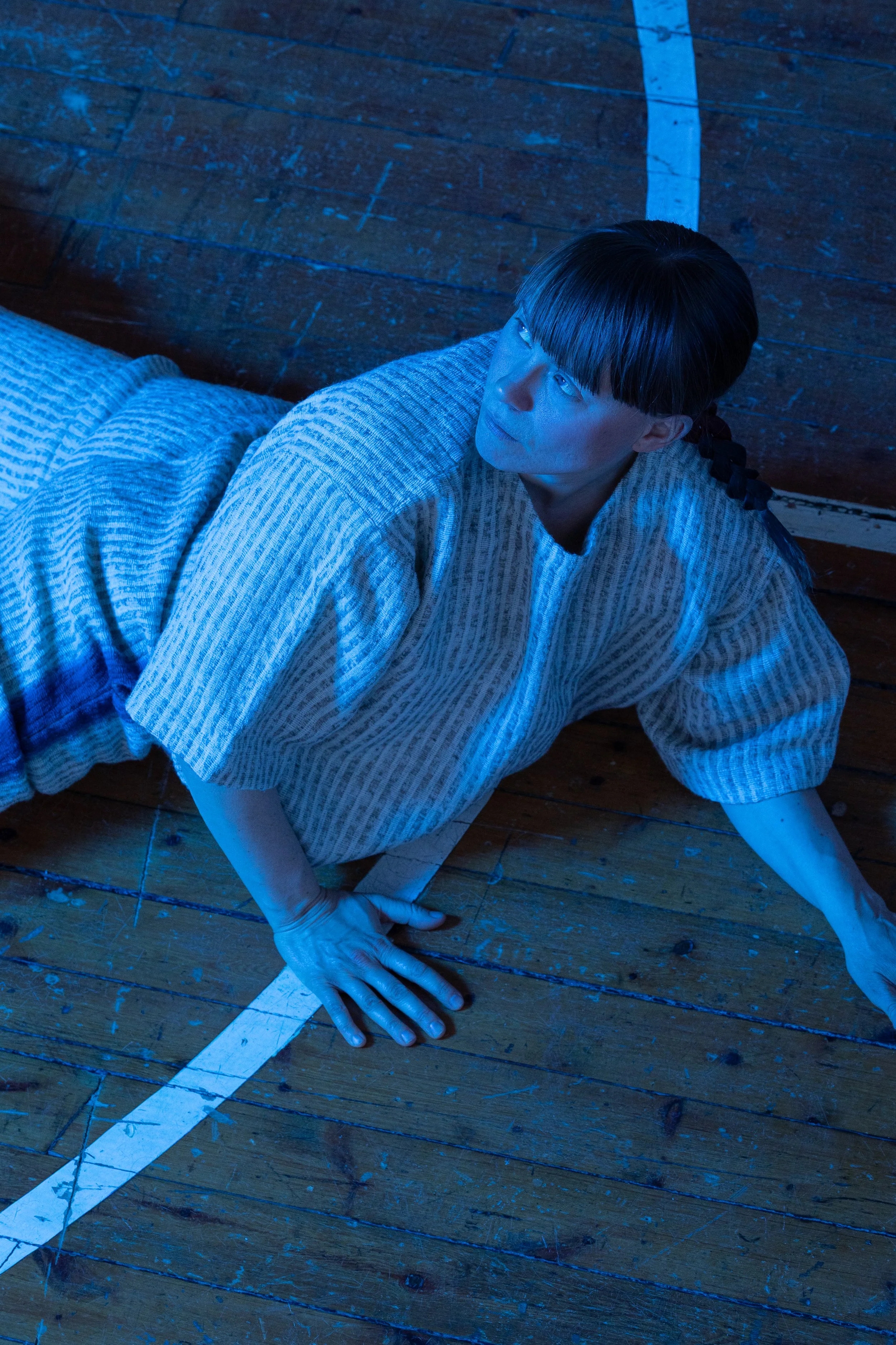 Fingernegl mot gulv, nakke og tunge, etc