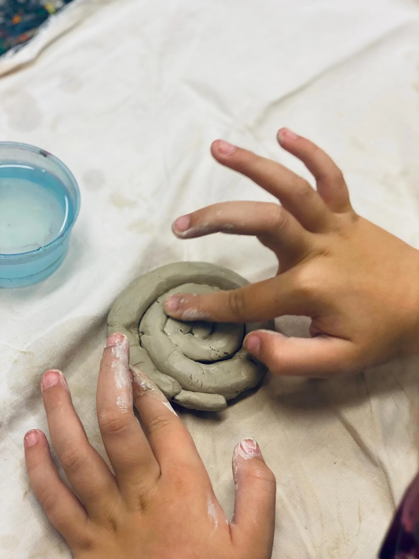 I morgen, l&oslash;rdag kl. 10:30-12:00 er det Ekornklubb. Vi skal arbeide med ulike teknikker i LEIRE👌🏻

Neste Ekornklubb skal vi glasere og gi de farger🌈
Lenke til kalender ligger i bio. 

Sees da vel! 
#Ekornklubben #leireskulptur #p&oslash;lse