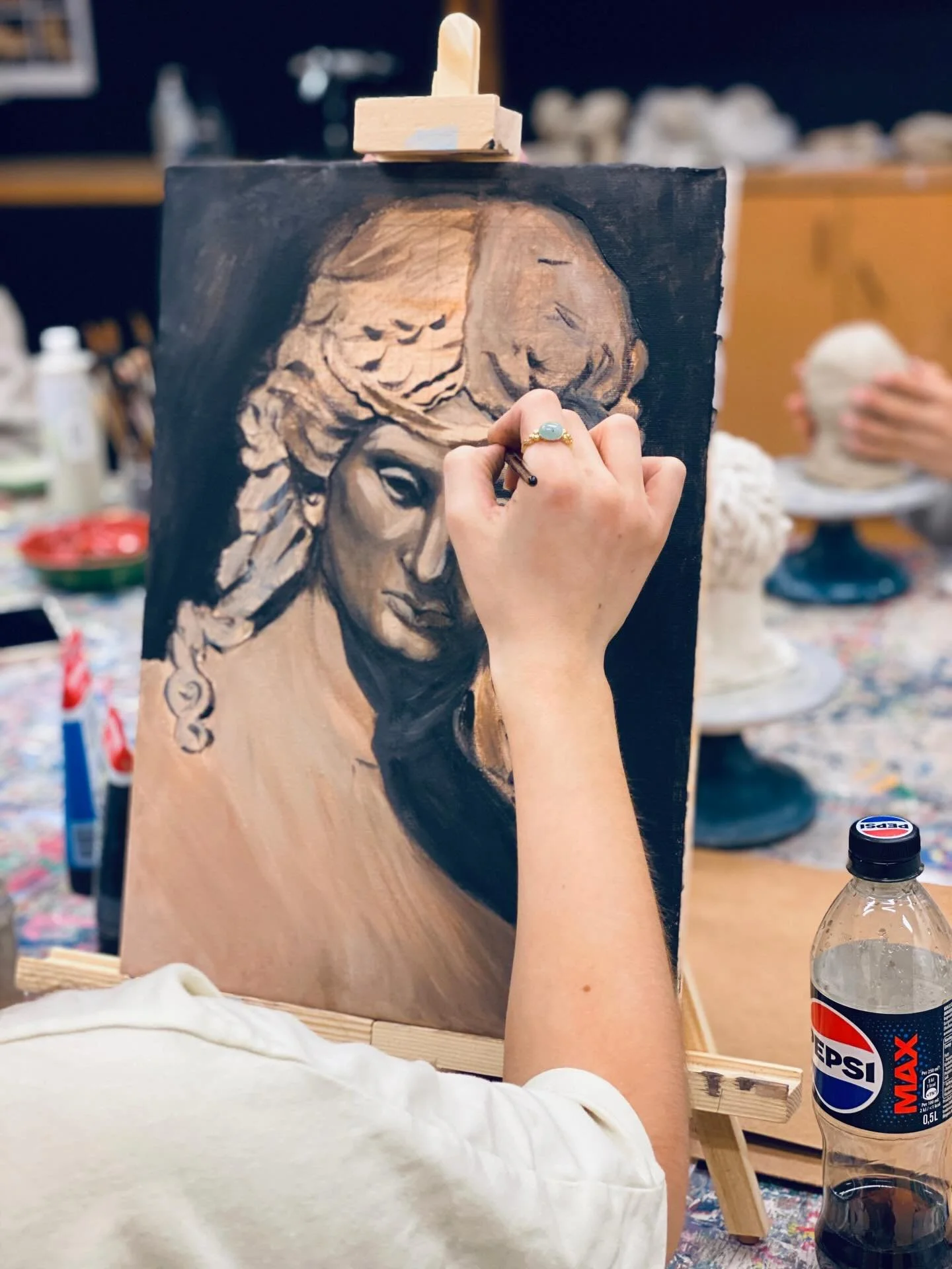 Kunstfag har denne v&aring;ren f&aring;tt arbeide med egenvalgte prosjekter. Her er noen p&aring;begynte og noen fullf&oslash;rte arbeider. Det males, tegnes, formes og glaseres. Noen trives best med &aring; velge selv og noen liker &aring; f&aring; 