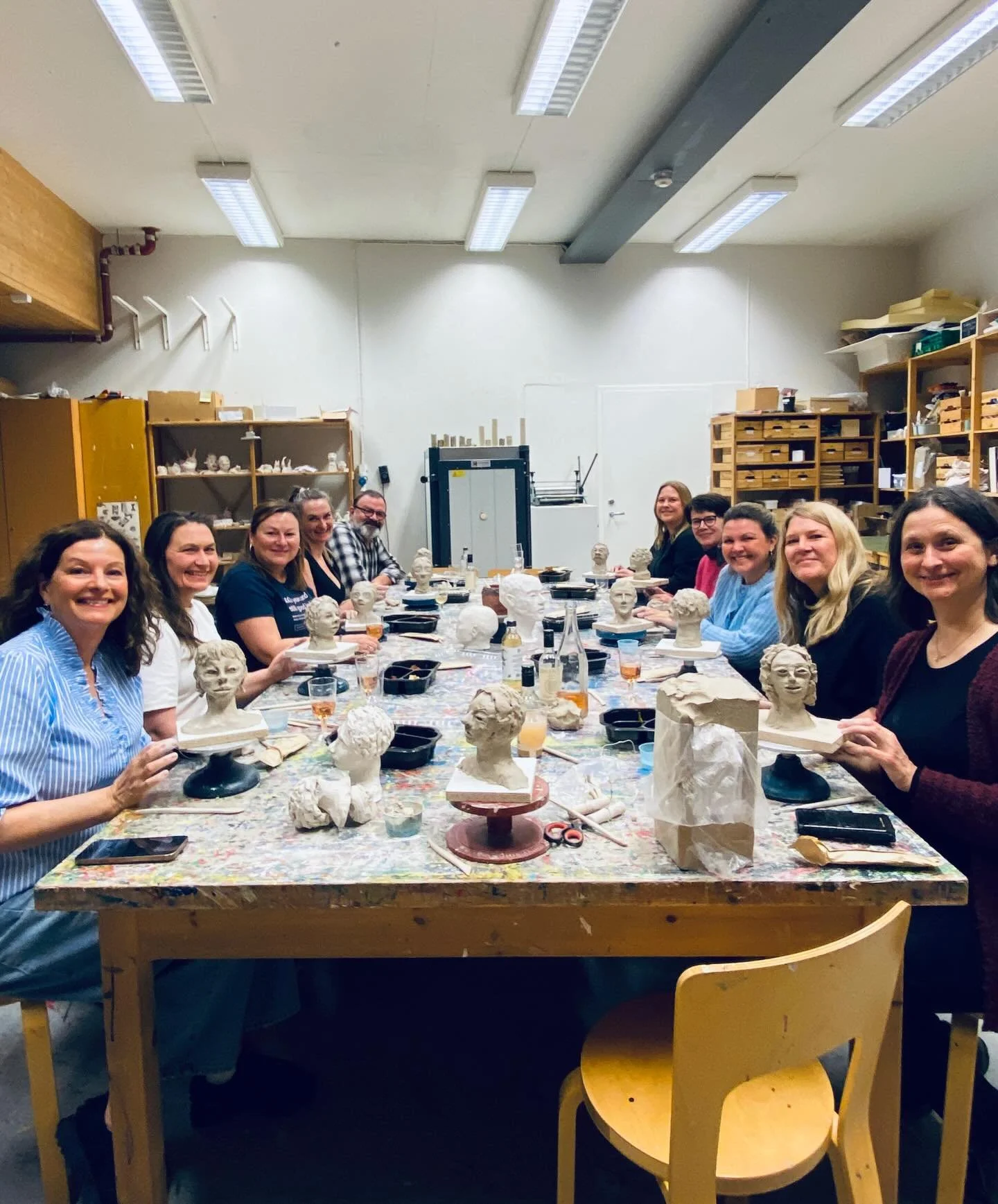 Herlig gjeng med hvert sitt portrett i leire! 👌🏻
I kveld har vi b&aring;de snakket om og testet litt av det man kan oppleve i Nils Aas Kunstverksted, sammen med reiselivsakt&oslash;rer i Tr&oslash;ndelag. 

Vi tar gjerne imot grupper, b&aring;de pr