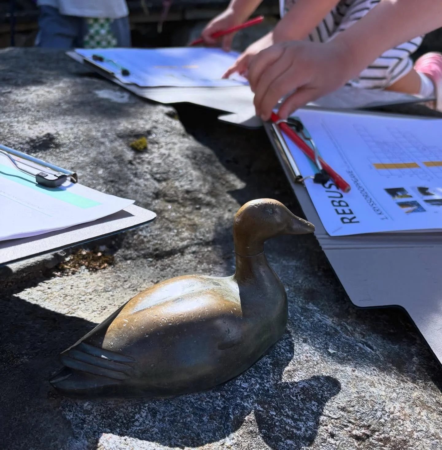 Herlige dager p&aring; Straumen med DKS &laquo;&Aring; se med hendene&raquo; sammen med 3. trinn Inder&oslash;y, sol, rebus og leireskulptur! ☀️🐿️
Elevene f&aring;r m&oslash;te skulpturene i Muustr&oslash;parken, l&oslash;se en liten rebus som gir d