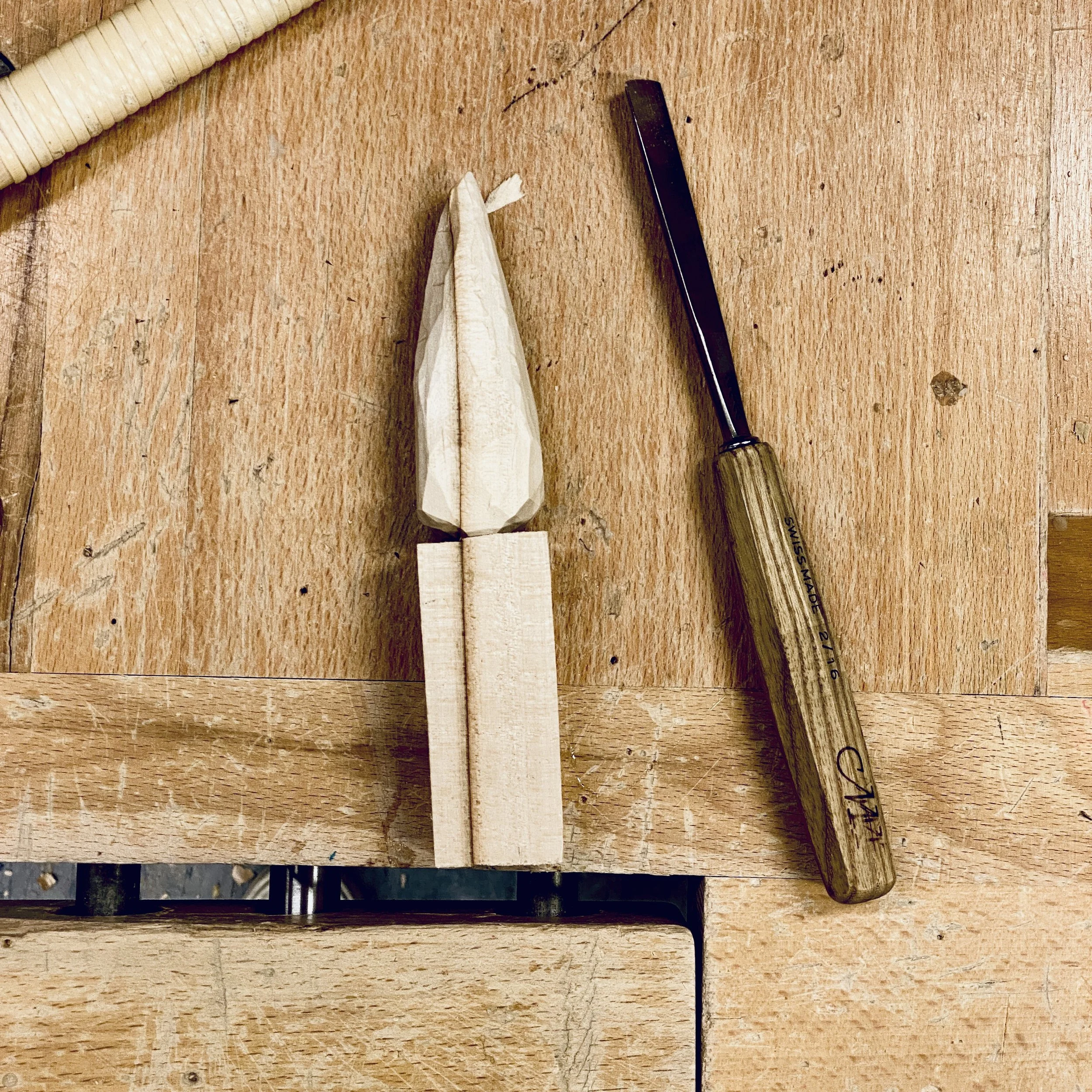 Treskulptur laget av barn og treskjæringsjern