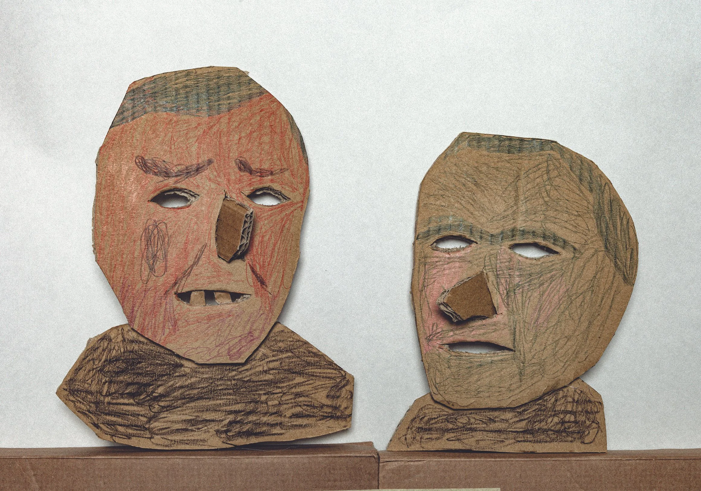 hoder klippet ut i papp og fargelagt med blyant