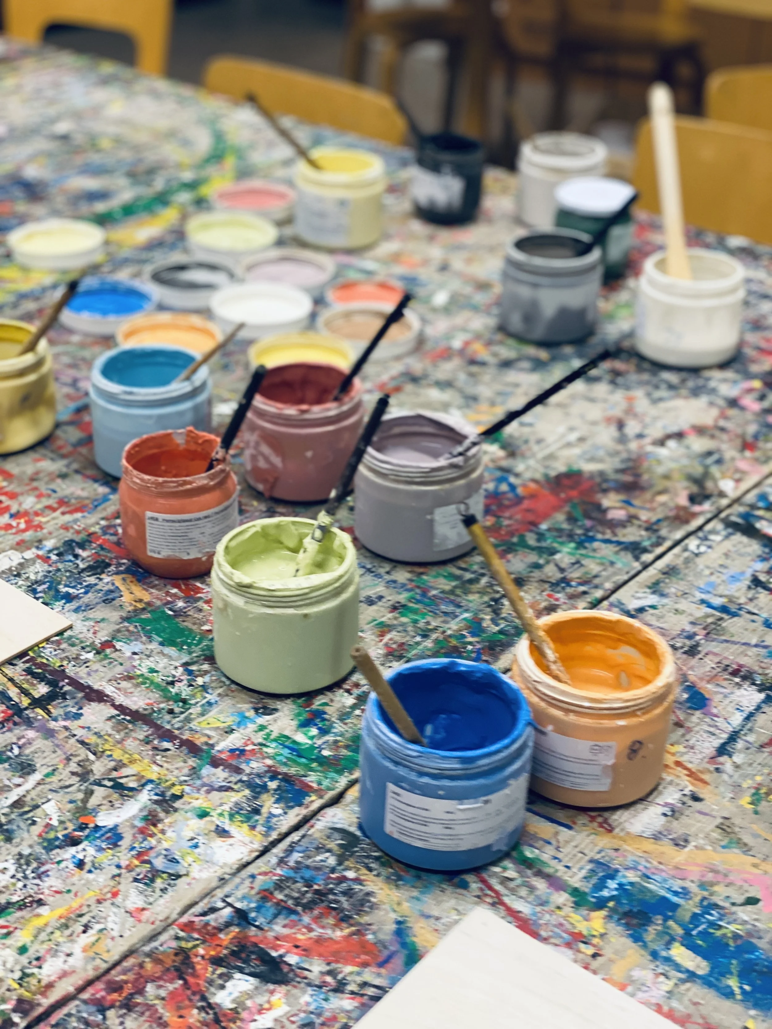 Fargerike glasurbokser med pensel