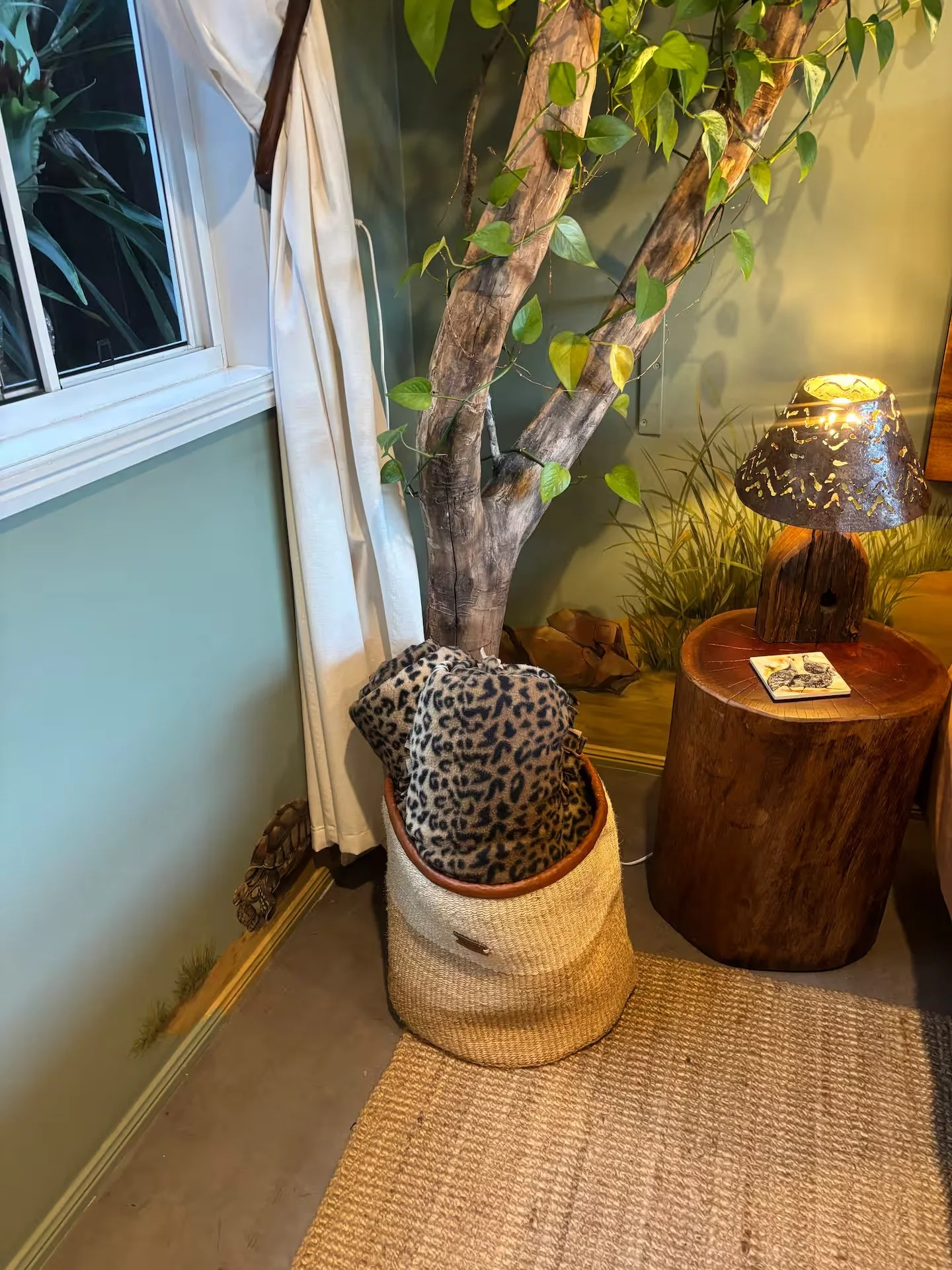 Artbymieke_african themed mural in airbnb