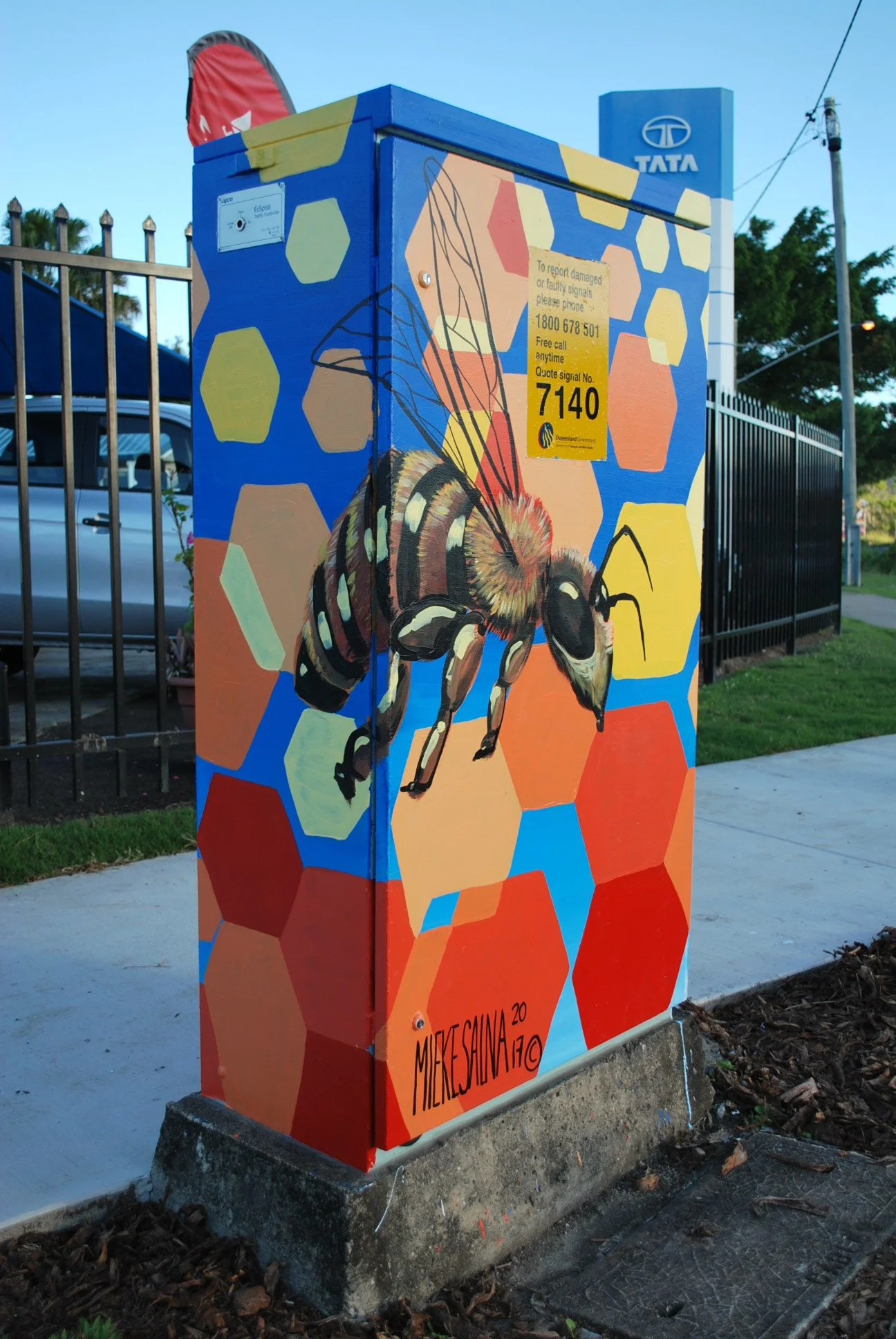 Artbymieke_traffic signal box_Yandina