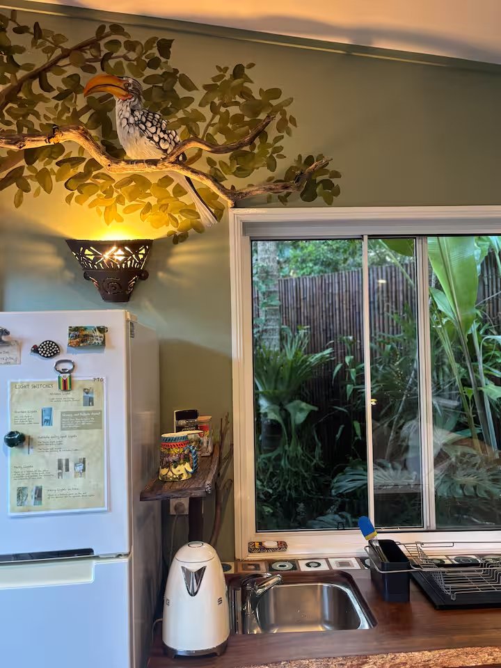 Artbymieke_african themed mural in airbnb