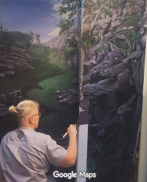 Mieke making the pole in front of the mural disappear