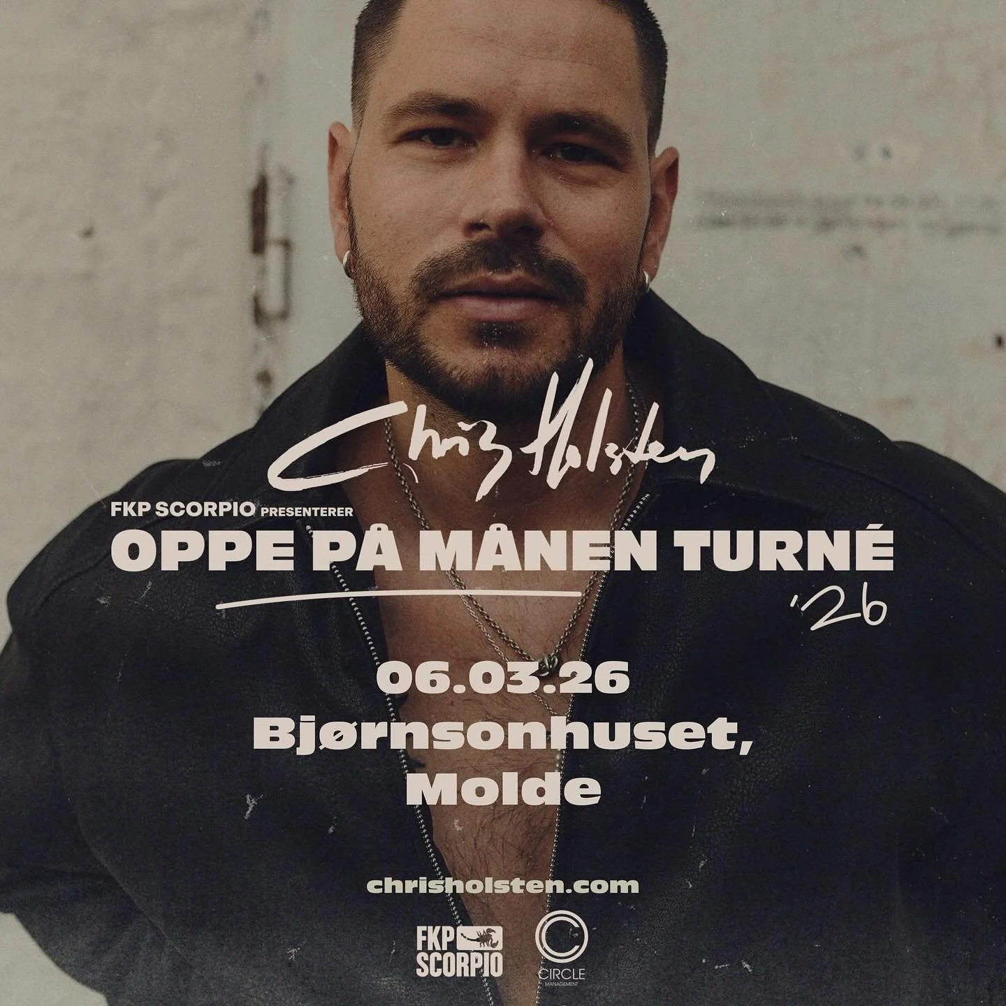 Chris Holsten legger ut p&aring; omfattende Norgesturn&eacute; og bes&oslash;ker Molde 6. mars 2026!

📅 Dato: Fredag 6. mars 2026 (aldersgrense 18 &aring;r)
🎫 Pris: 575,- (+ avg.) 
📍 Sted: Bj&oslash;rnsonhuset (st&aring;ende p&aring; gulv og sitte