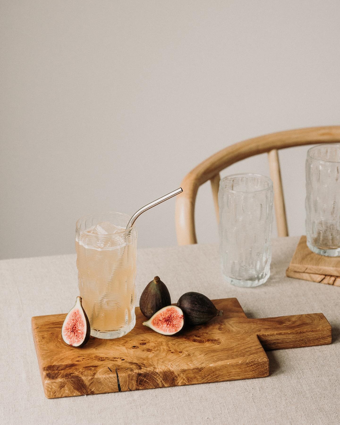 Summer mood&hellip;☀️ Hands up who&rsquo;s reaching for the ice cold beverages today 🙋🏼&zwj;♀️ 

What would be your drink of choice in the sun?! Ours are:
🦊 Pina colada 
🐵 Rose wine 
 
Now you go! ⬇️

📷 @mykindlifestyle 

#servingboard #servingb