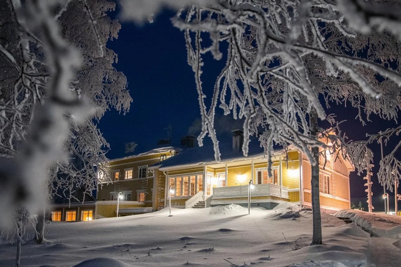 House of Northern Senses lumisessa talvimaisemassa