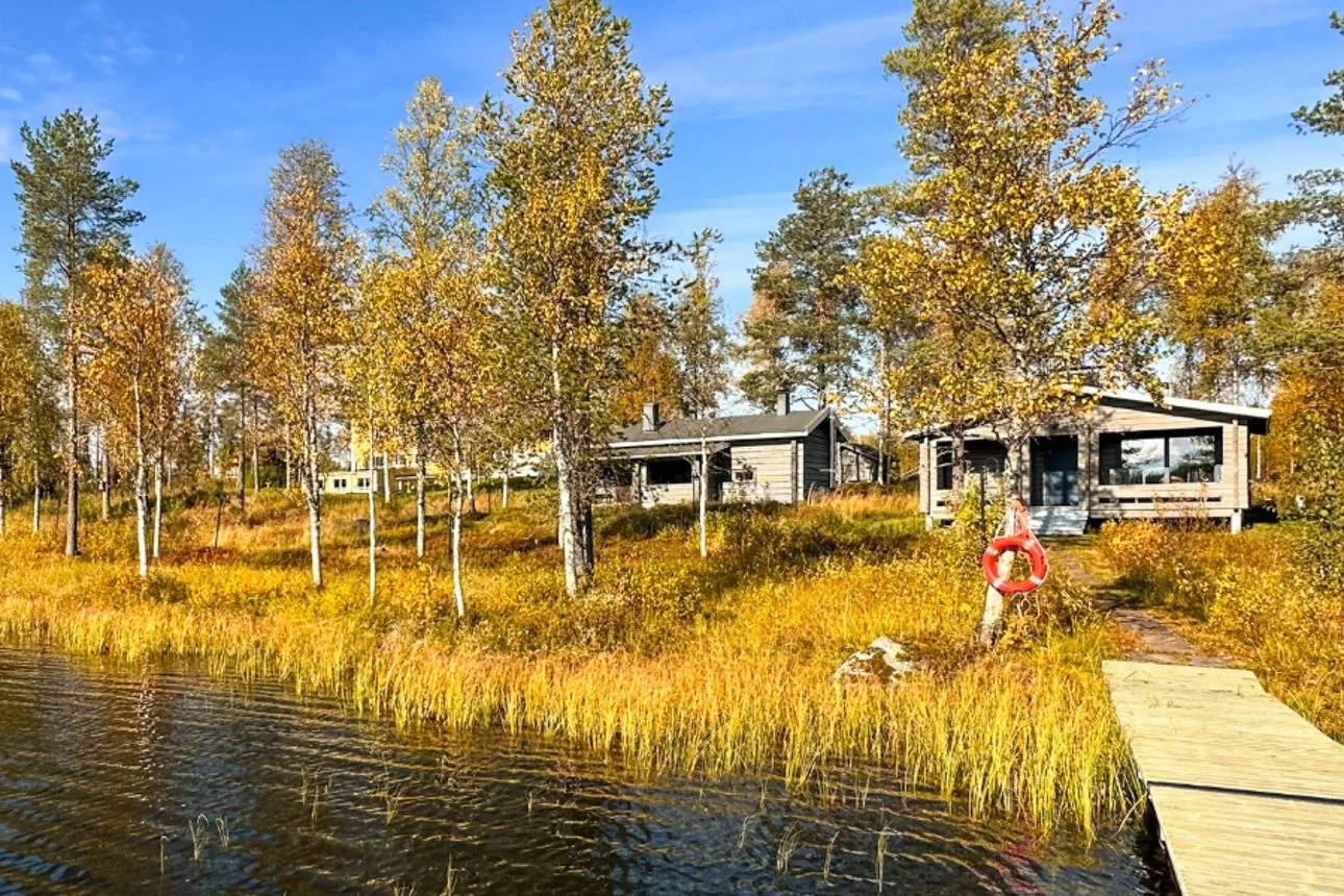 Ruskan värit ja rantasaunat järven rannalla