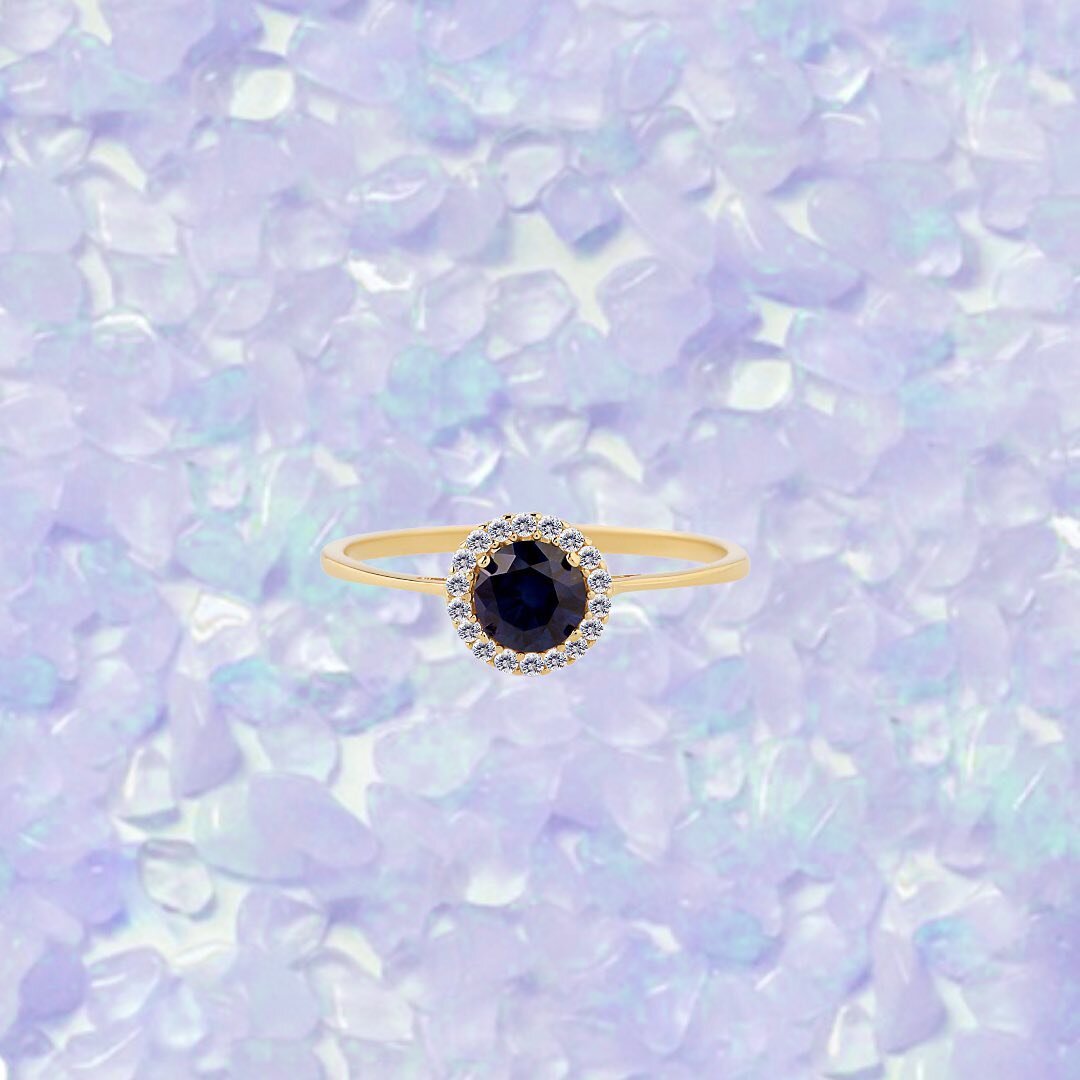 Dark blue is super chic! Give it some Entourage and wear it with proud💙

Available in both 14K and 18K gold

#swingjewels #swing #jewels #entourage #goldrings #ethicalgold #bluering #juwelier #bijouterie