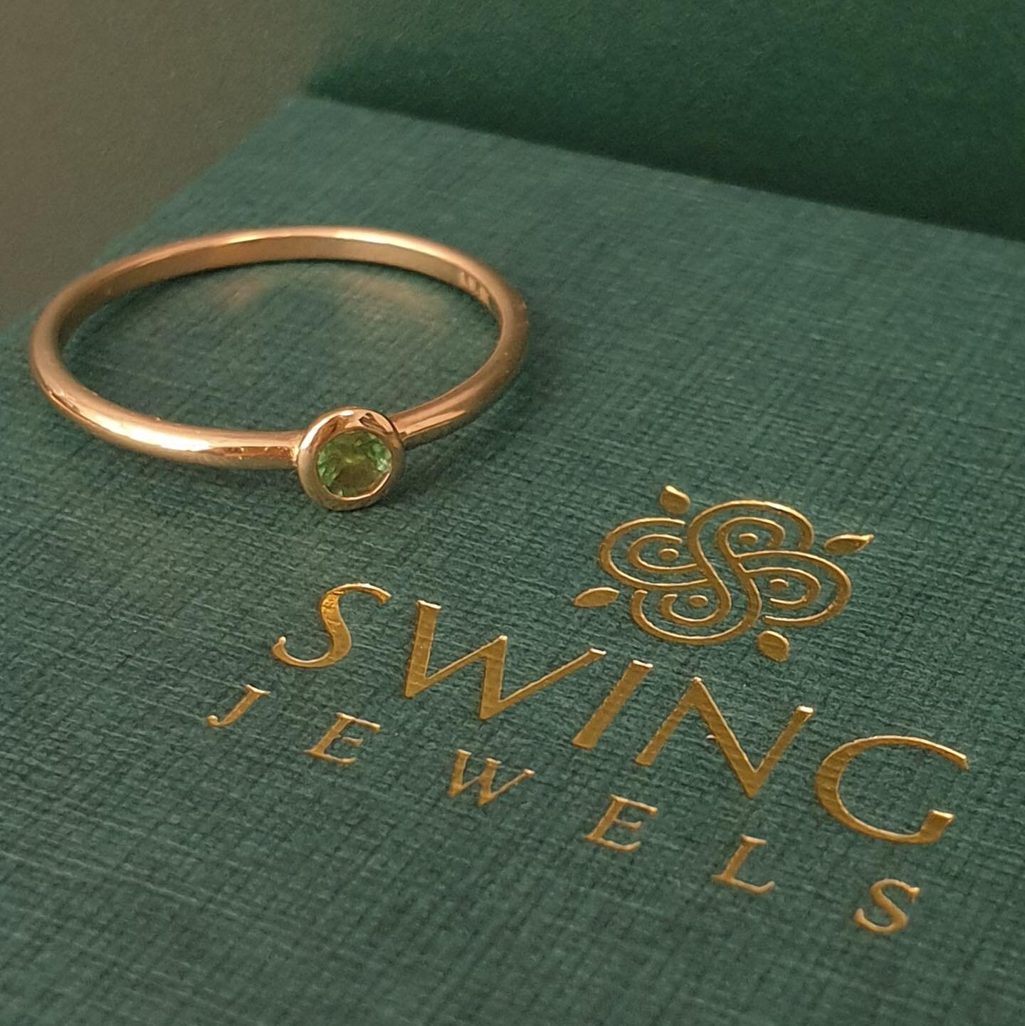 Happy May! 
A new month means a new birthstone! Emerald gives you wisdom and patience.
💚 available in 14K and 18K gold and sterling silver 💚

#swingjewels #emerald #smaragd #birthstonejewelry #geboortesteen #14kgold #18kgold #sterlingsilver