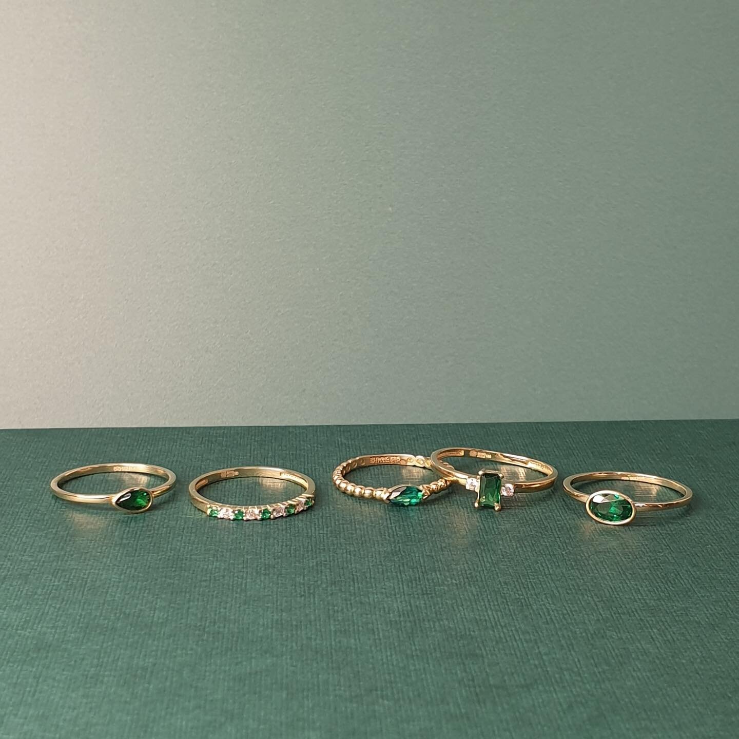 Different shades of green 💚

#swingjewels #goldjewellery #stackingring #14kgold #18kgold #stacks #juwelier #bijouterie