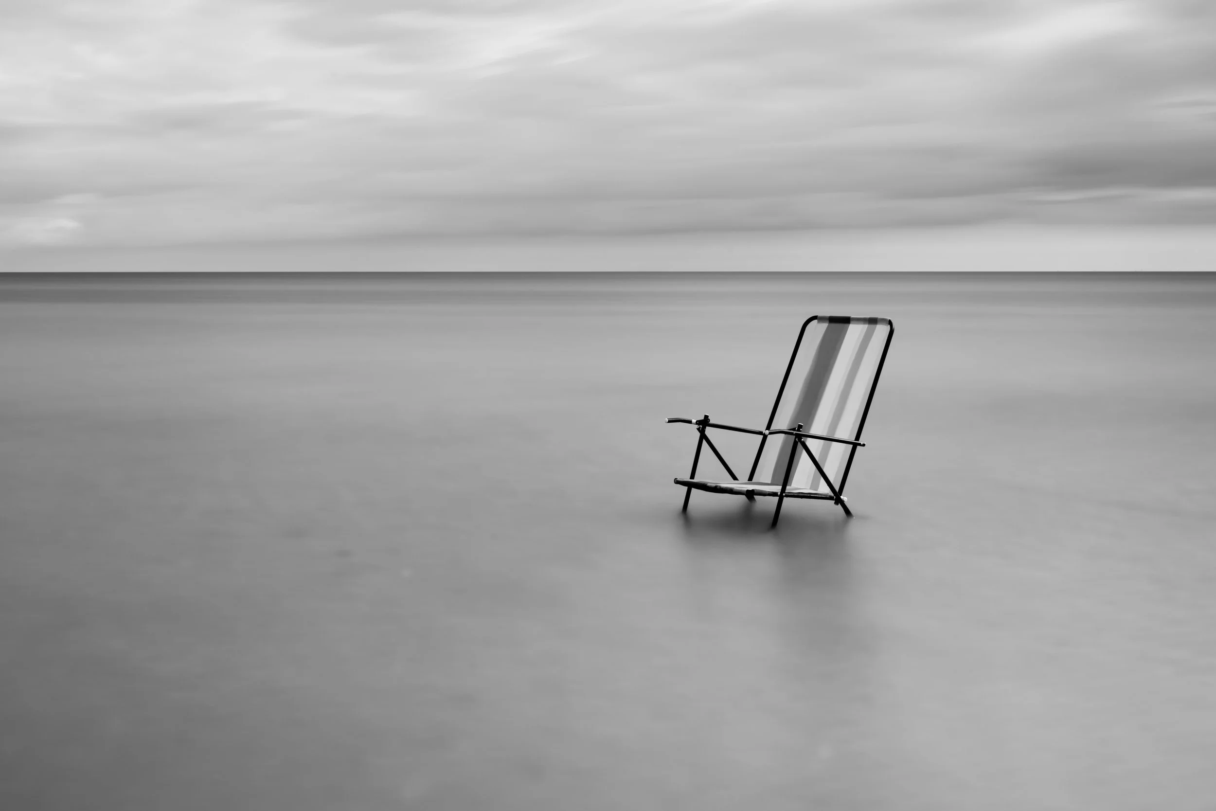 2022-08-28_Bryggan och stol_0006.BW.jpg