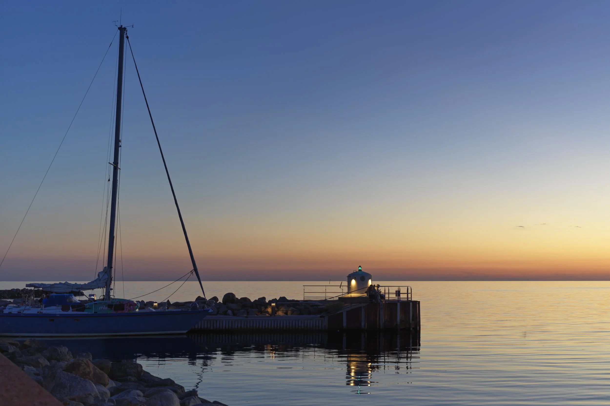 Gyllenetimmen i en tämligen full hamn