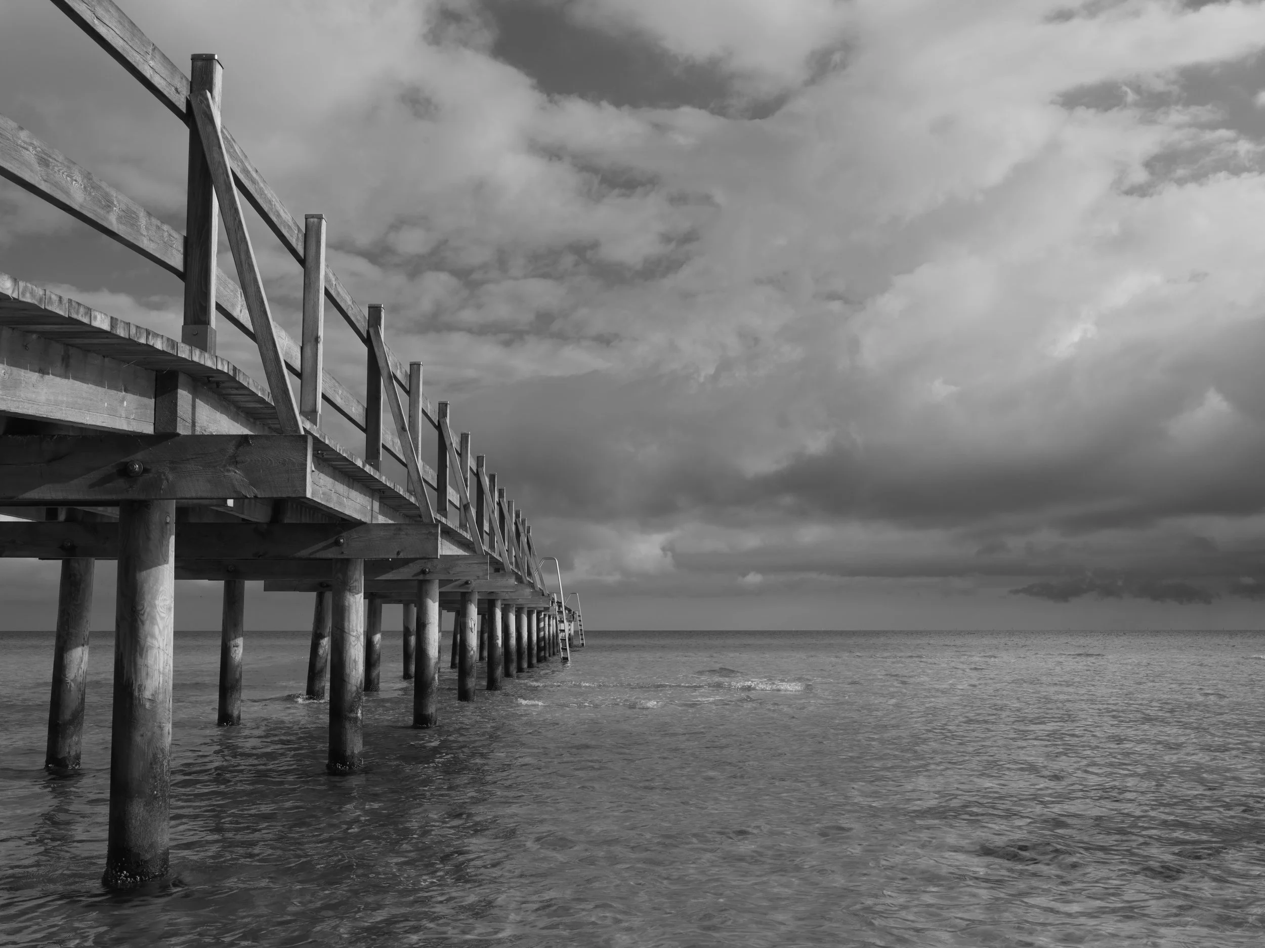 2022-08-28_Bryggan och stol_0023.BW.jpg