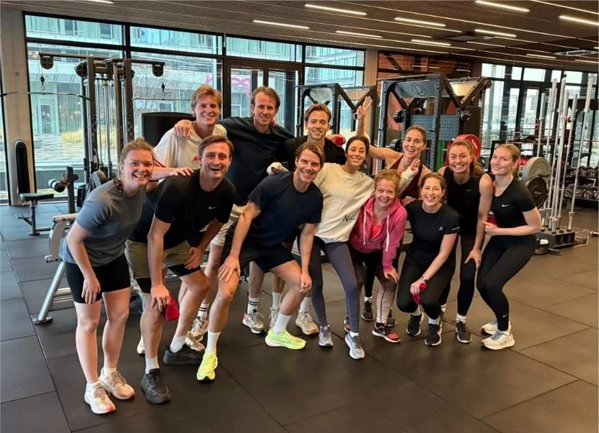 Mederwerkers van New Era aan het sporten in de People's Place Gym