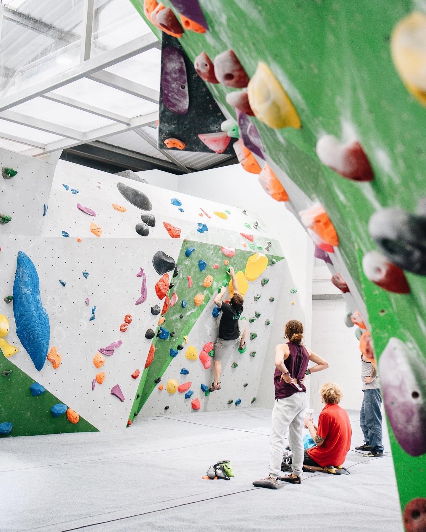 Why get into bouldering? ⁠
⁠
Indoor bouldering provides problem-solving as well as fitness and movement as it involves logical thinking and allows both the mind and the body to be stimulated. ⁠
⁠
For children, it provides a fun and social space, honi