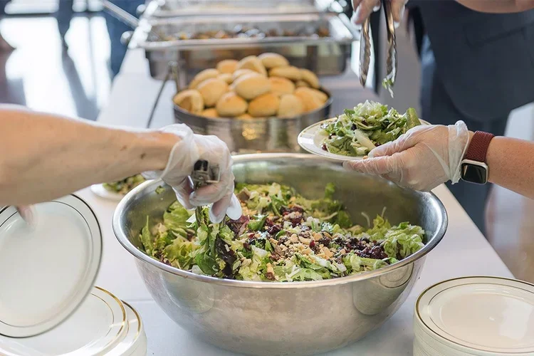 Oink-Catering-Serving-Salad3G9A0319.webp