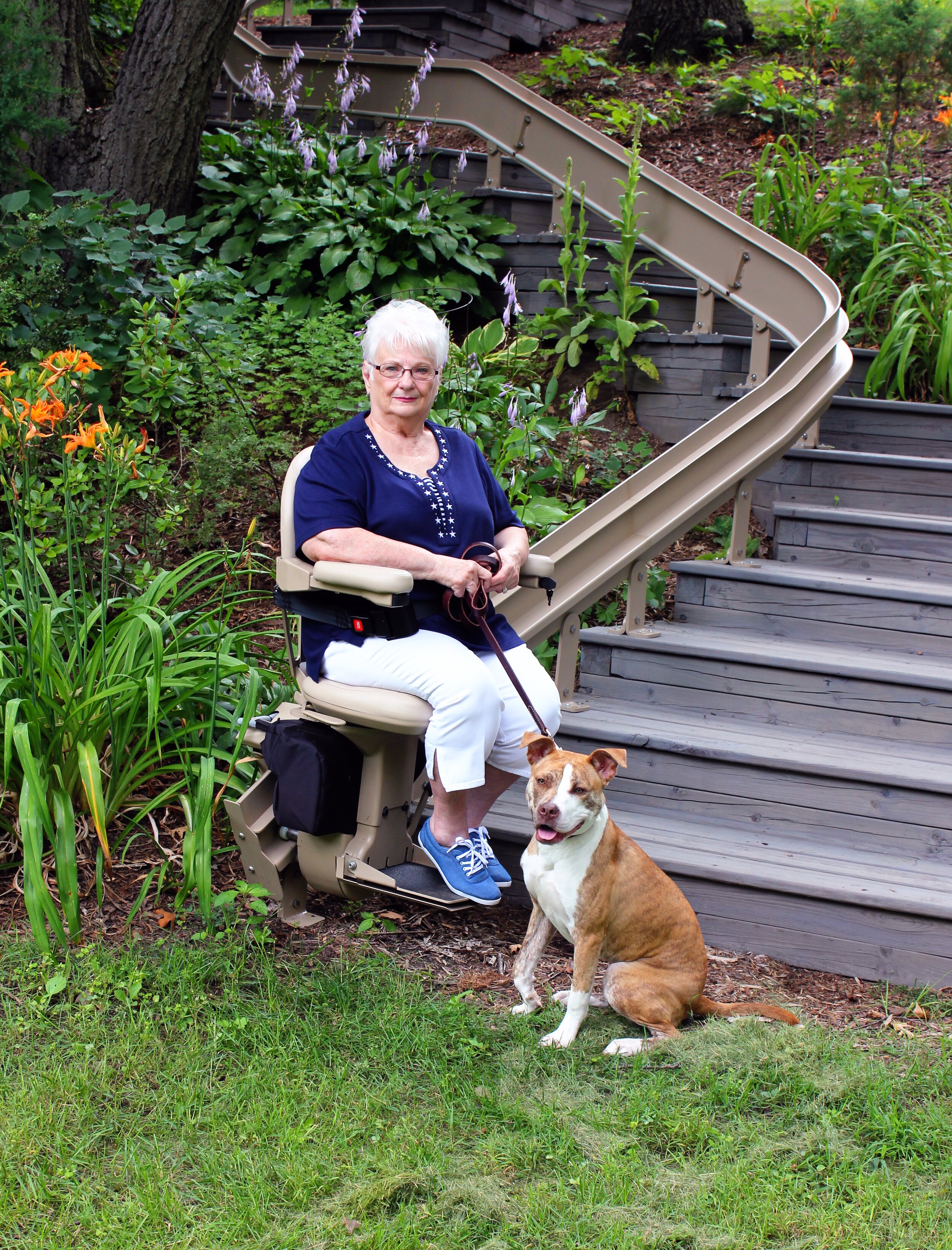 Elite-Outdoor-Curve-CRE-2110E-Lady2-with-dog.jpg