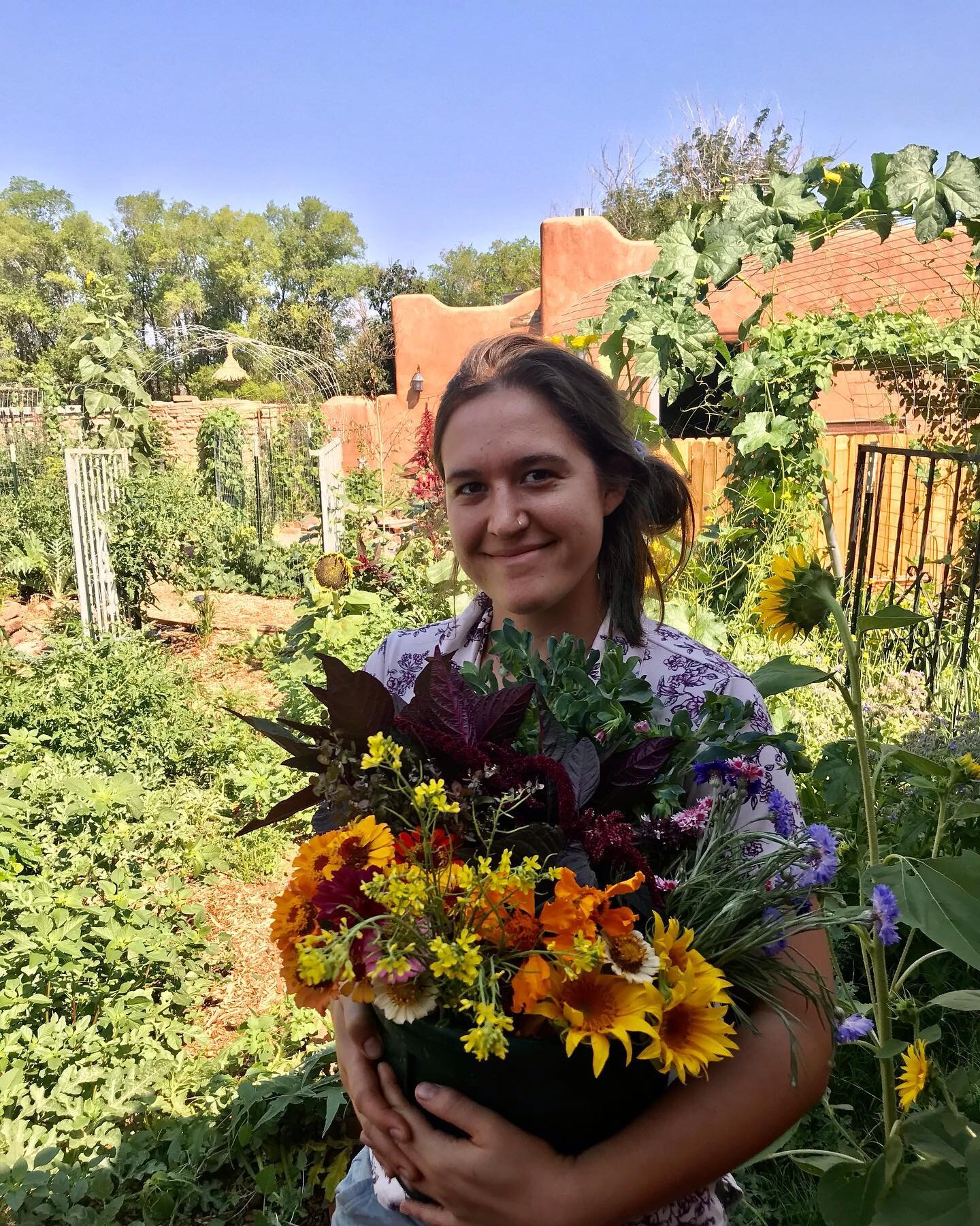 Maybe I&rsquo;ll just become a flower farmer. 

Had a lovely time picking flowers with @kucharclaudia for @jennifer.kuchar &lsquo;s opera&hellip; my sisters are pretty cool. 

@kucharafarms #farmer #flowerfarmer #womanfarmer #garden #flowergarden #fl