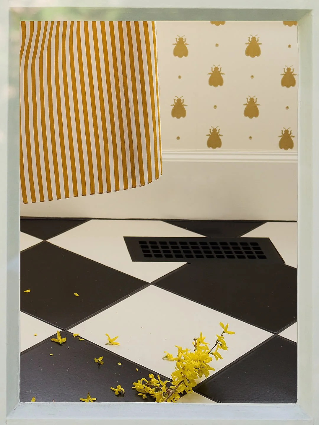 Busy bees for a busy life! #mudroomgoals #yellowandblack 🐝