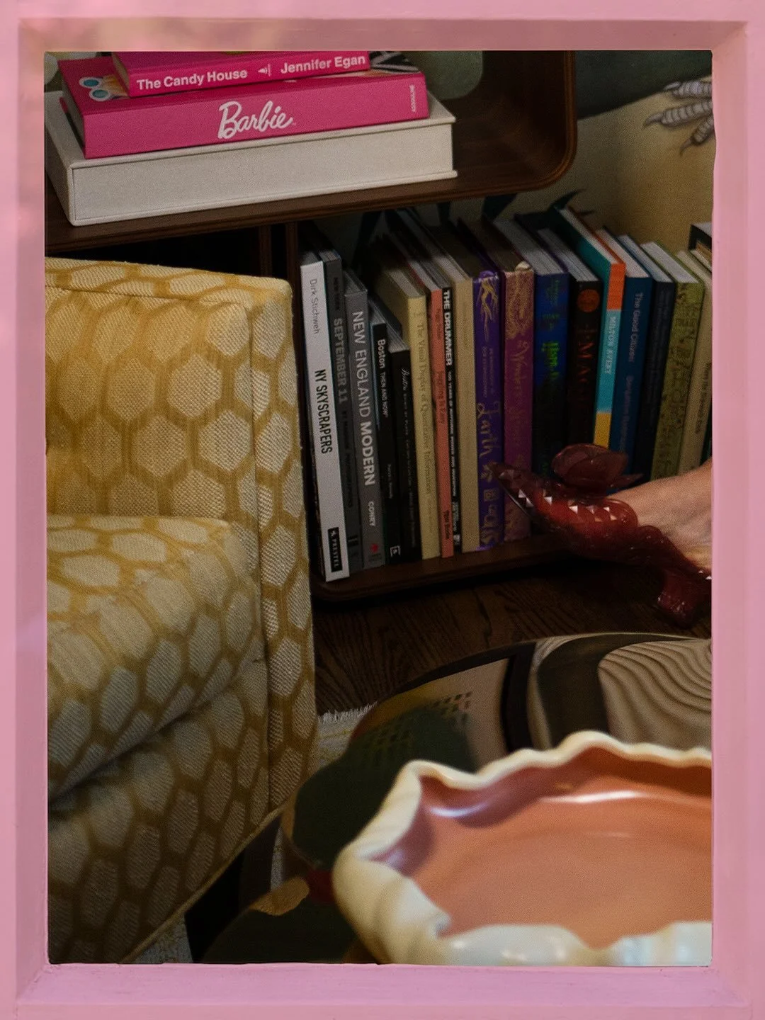 #booksandbooksandbooks 📚 📚 📚 

#thisoldhouse #uncannyvalley #creepyart #librarylover