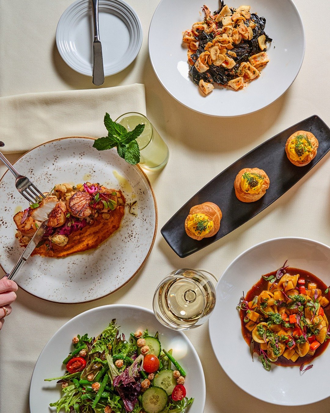 Gather around our table &mdash; we can't wait to welcome you and your loved ones in this holiday season.

📸 @briansamuelsphotography