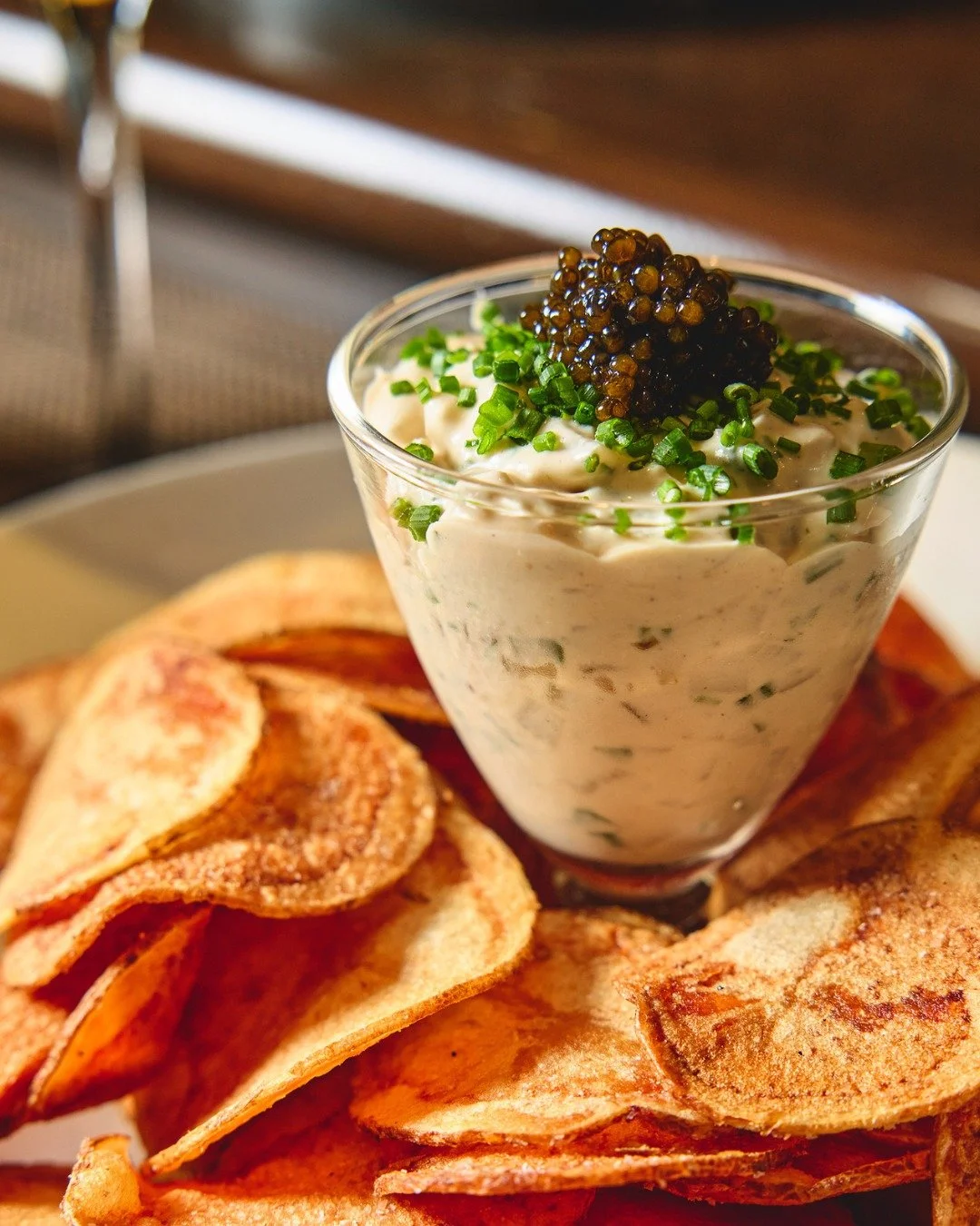 Chef Nick&rsquo;s house-made kettle chips &amp; onion dip: best enjoyed with a martini at the bar or fireside on our heated Terrace. Caviar optional&hellip; but * highly * encouraged.

📸 @briansamuelsphotography