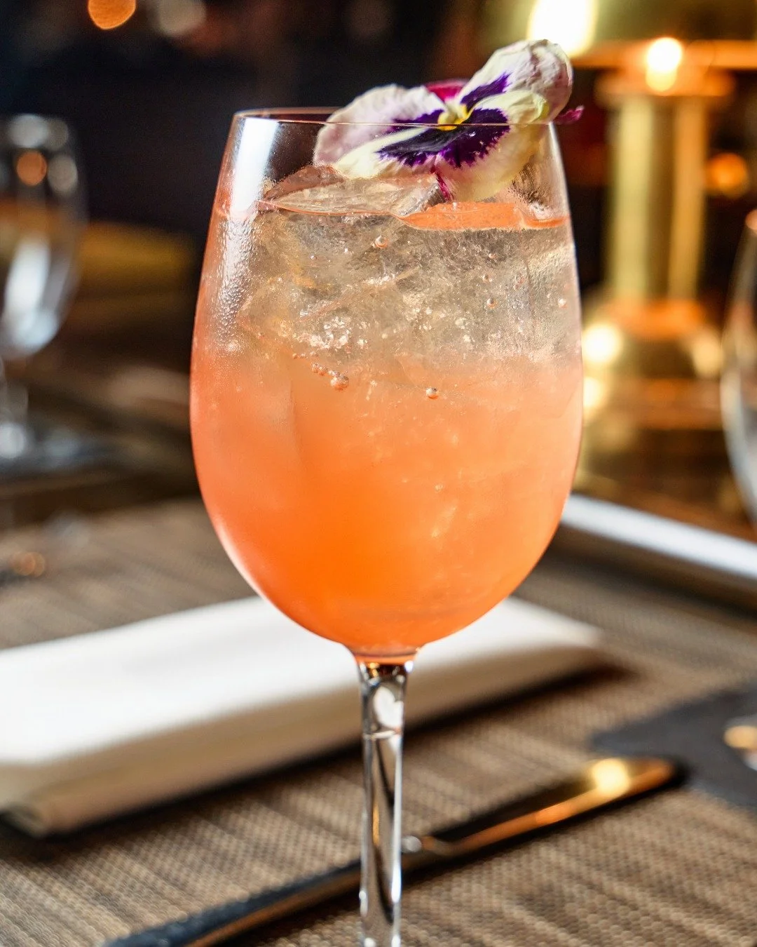 Join us at the bar&hellip; your new favorite cocktail is waiting. Meet the Des Fleurs with vodka, aperol, st-germain, grapefruit, and sparkling wine.

📸 @briansamuelsphotography