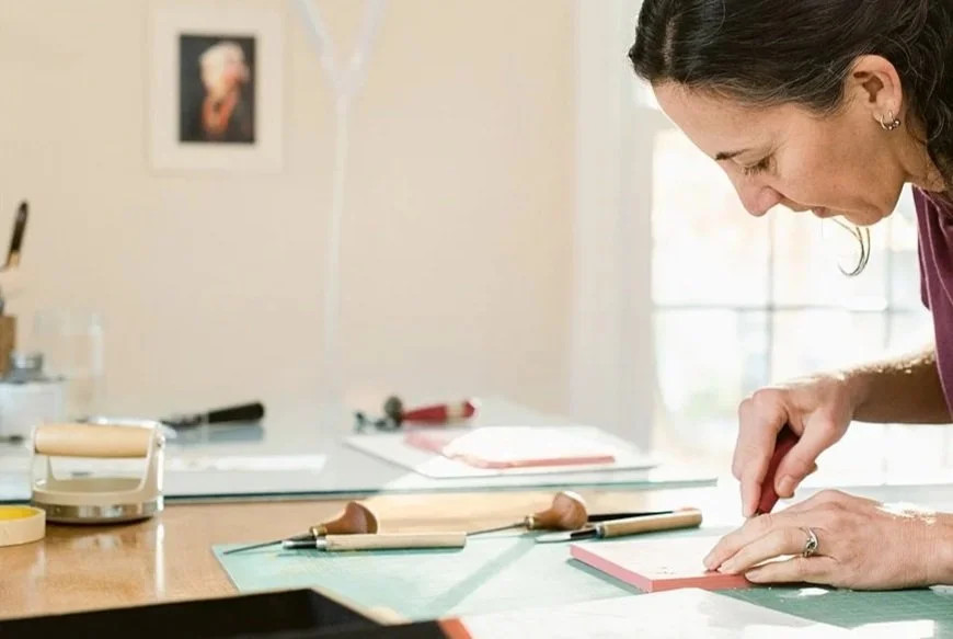 Alicia carving a print.