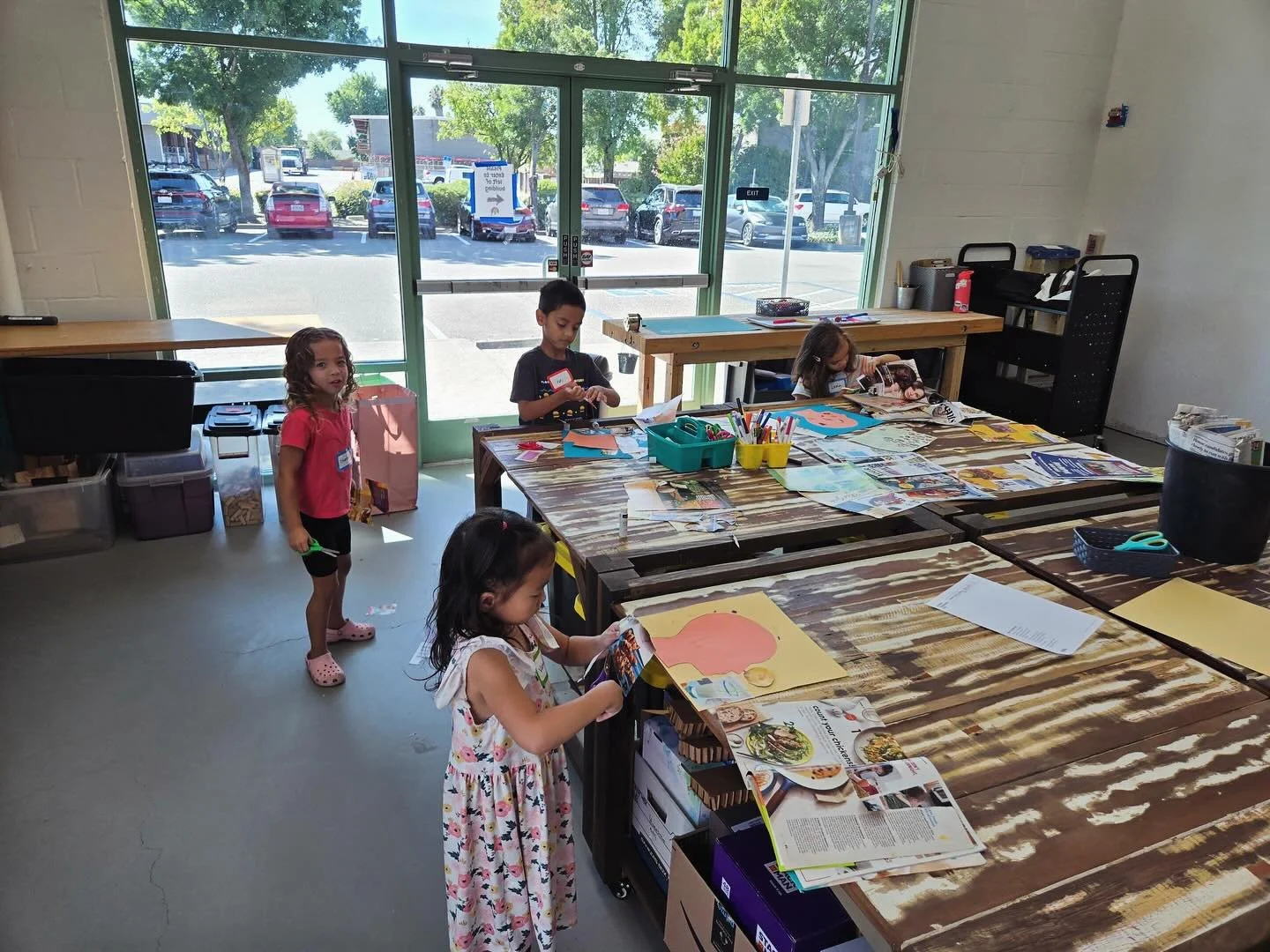 The kids are enjoying the new open space in our classroom! Lots of natural light, lots of inspiration in every section ππΌ