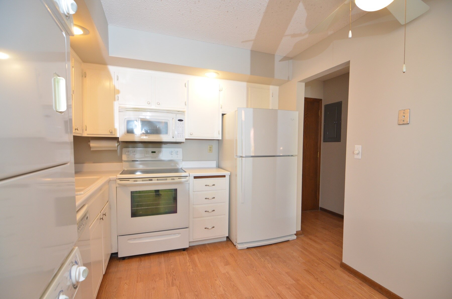 6 Kitchen.JPG