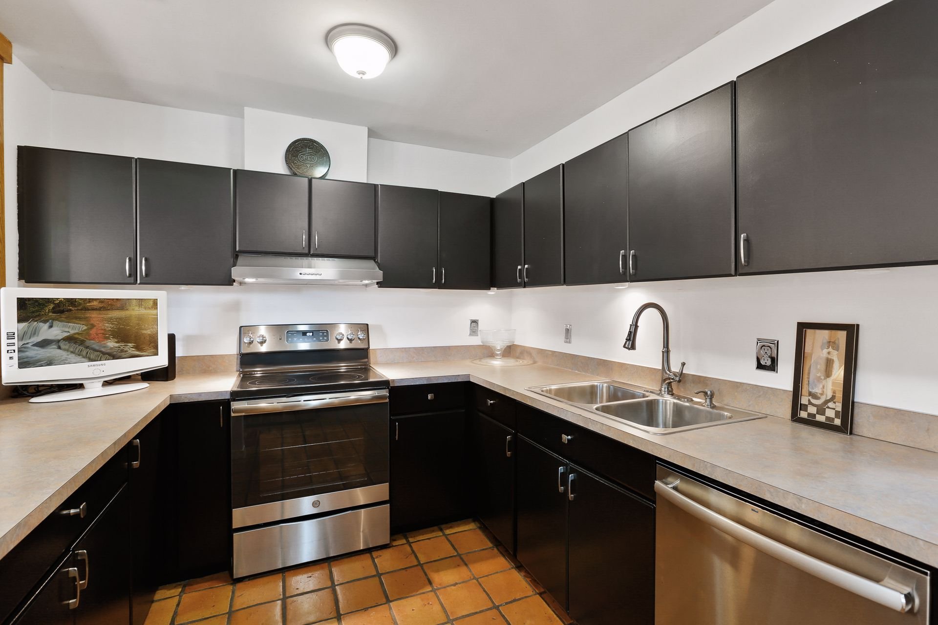 11. Kitchen equipt with new stainless steel appliances.jpg