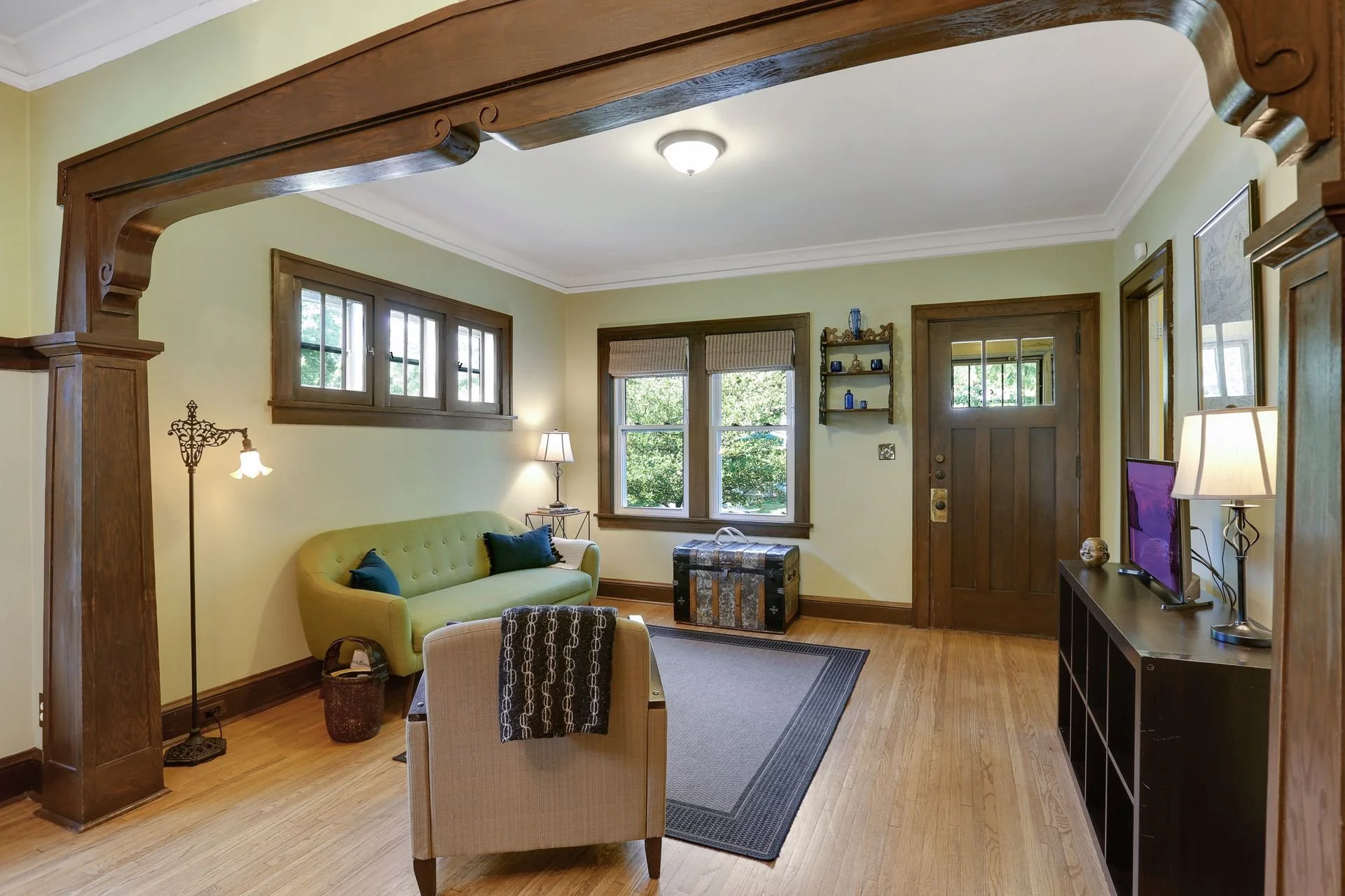 7. Living Room up close NE corner.jpg
